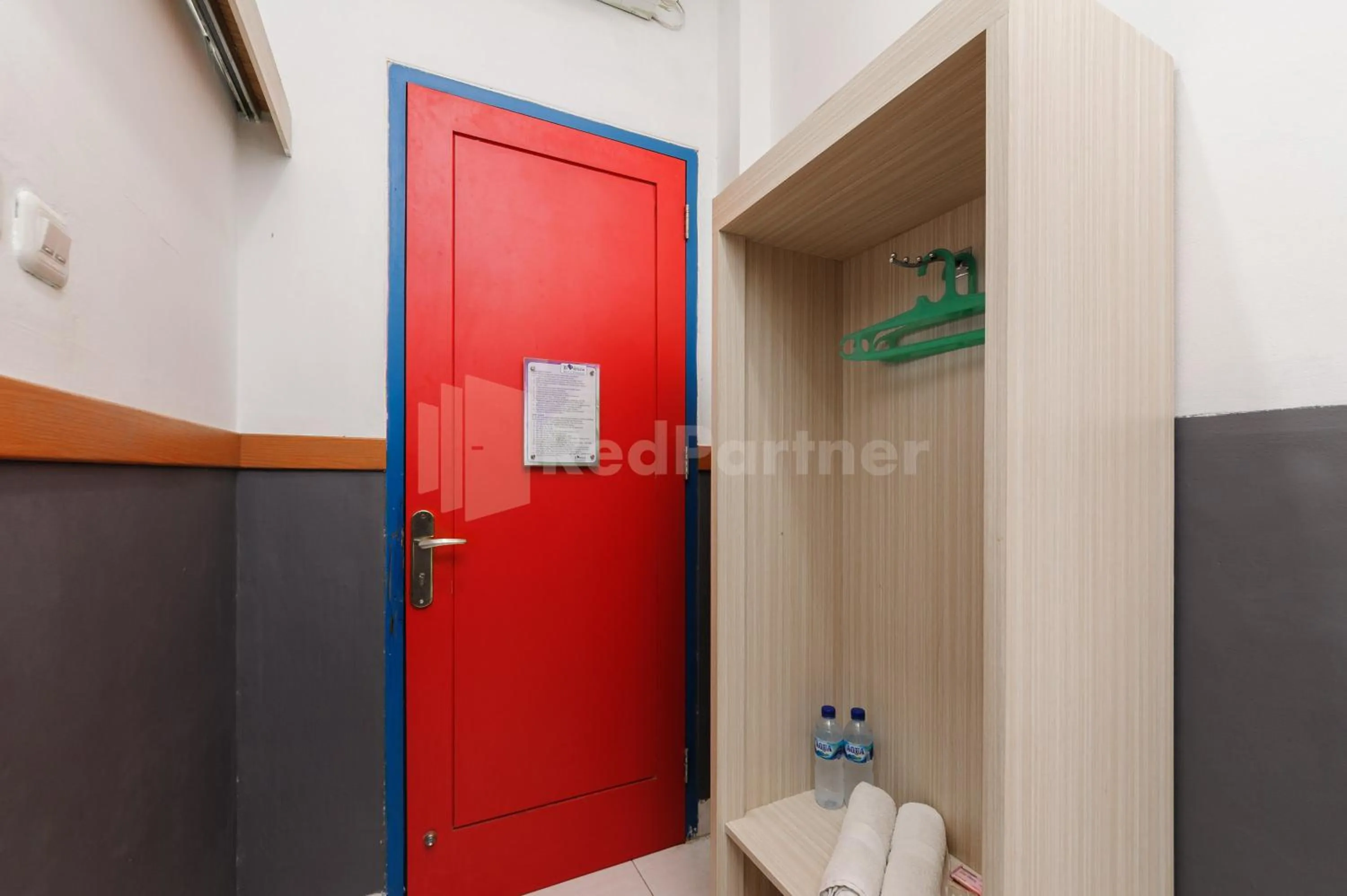 wardrobe in Ian Hotel Jaksa Mitra RedDoorz