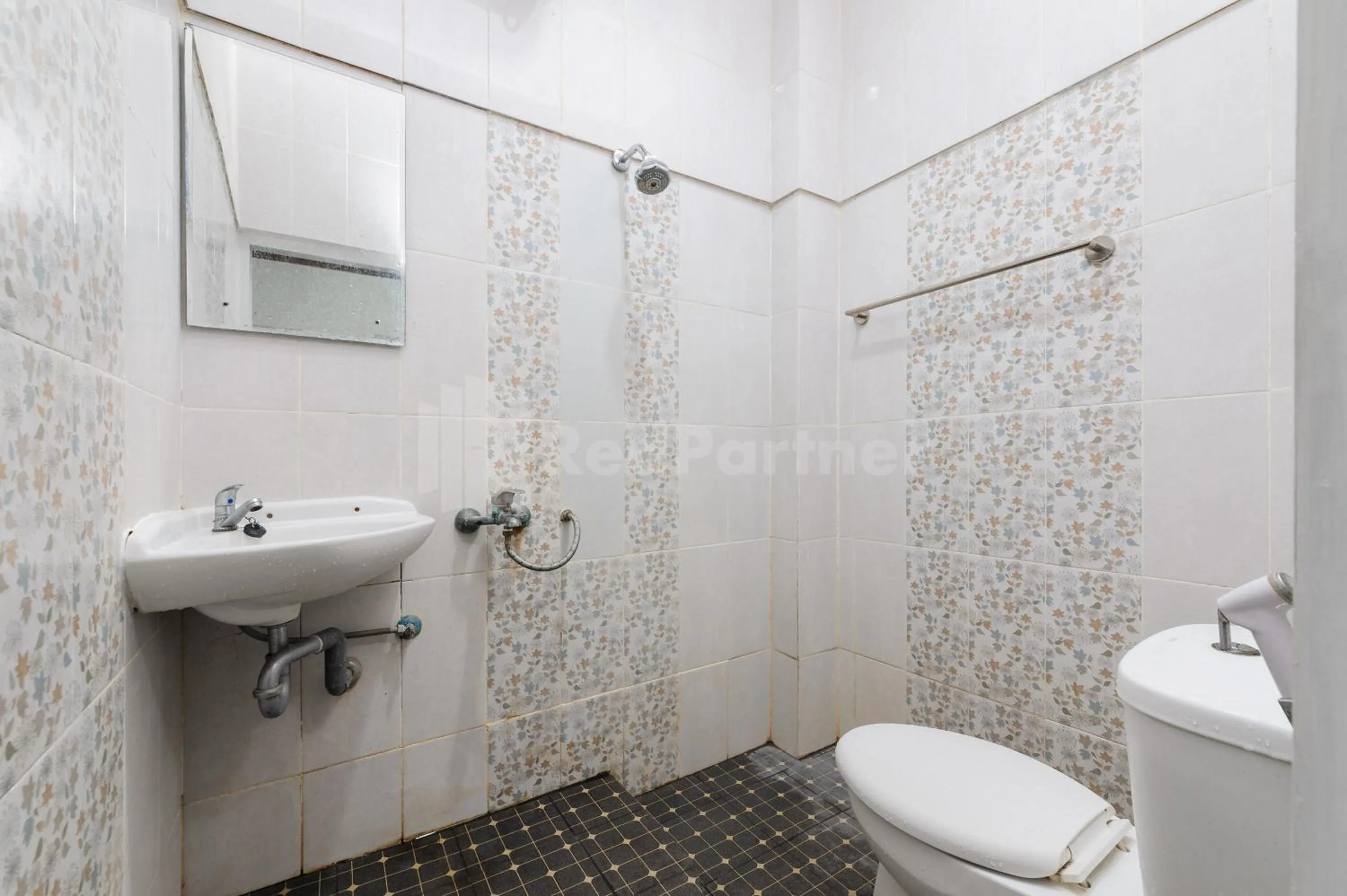 Bathroom in Ian Hotel Jaksa Mitra RedDoorz