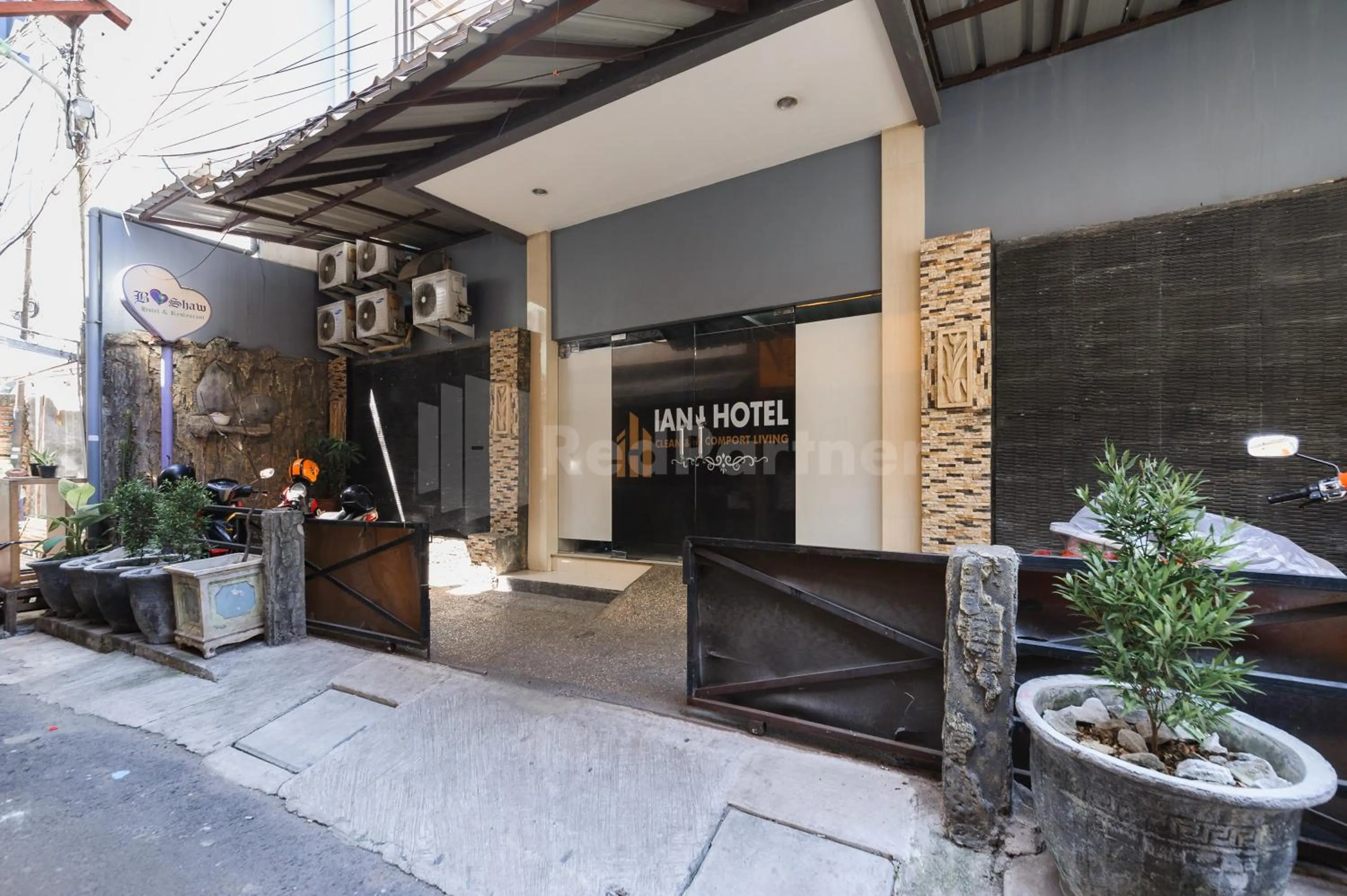 Facade/entrance in Ian Hotel Jaksa Mitra RedDoorz
