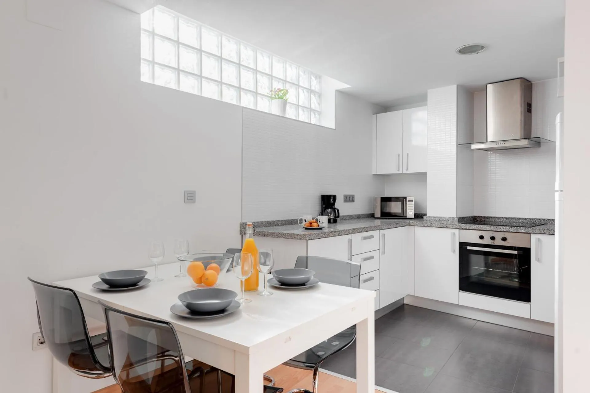 Kitchen or kitchenette in Apartamentos Globus by Be Alicante