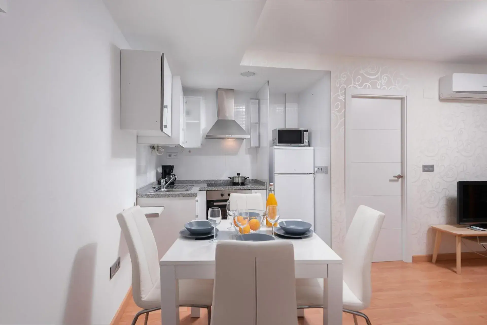 Kitchen or kitchenette in Apartamentos Globus by Be Alicante Kitchen or kitchenette in Apartamentos Globus by Be Alicante