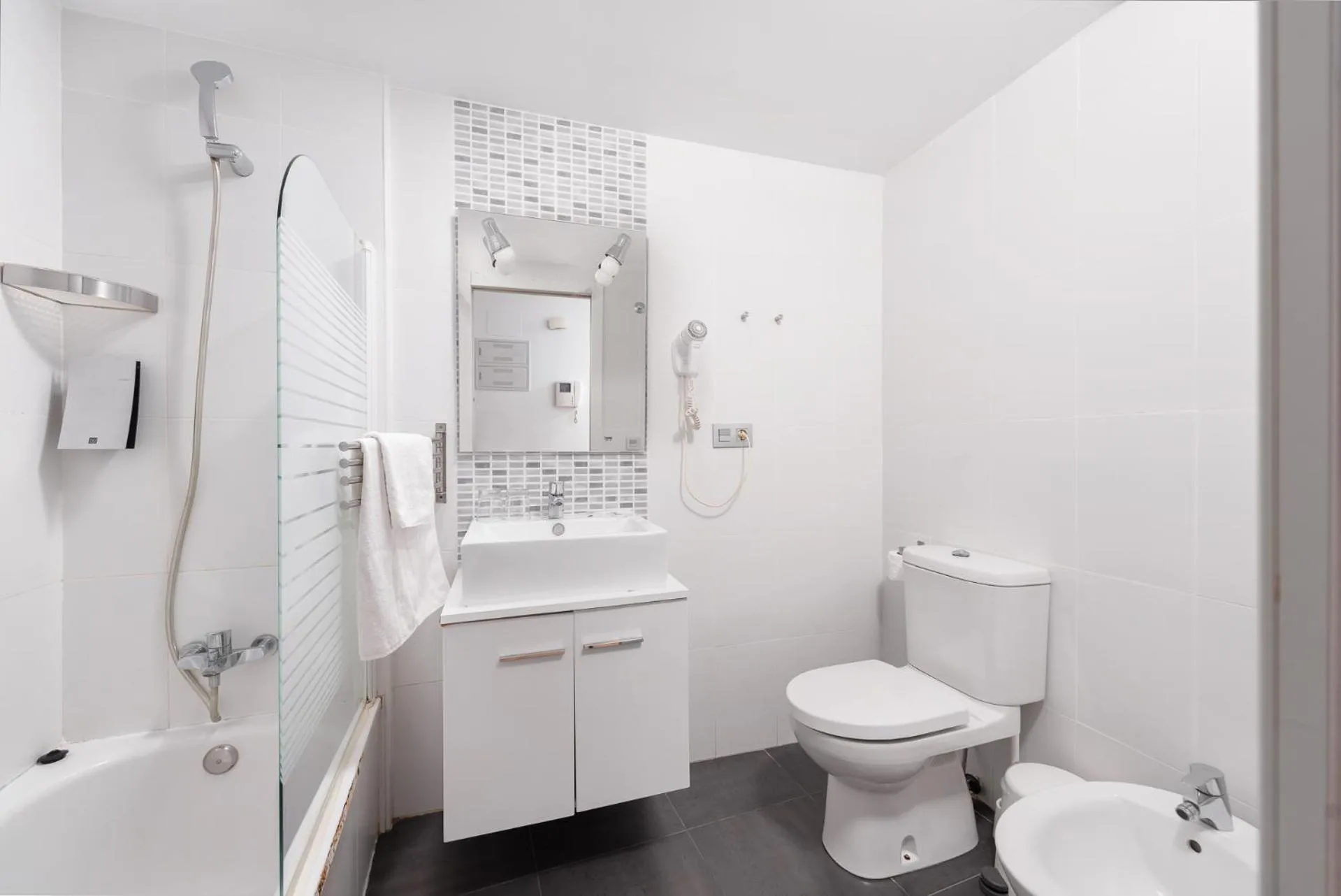 Bathroom in Apartamentos Globus by Be Alicante