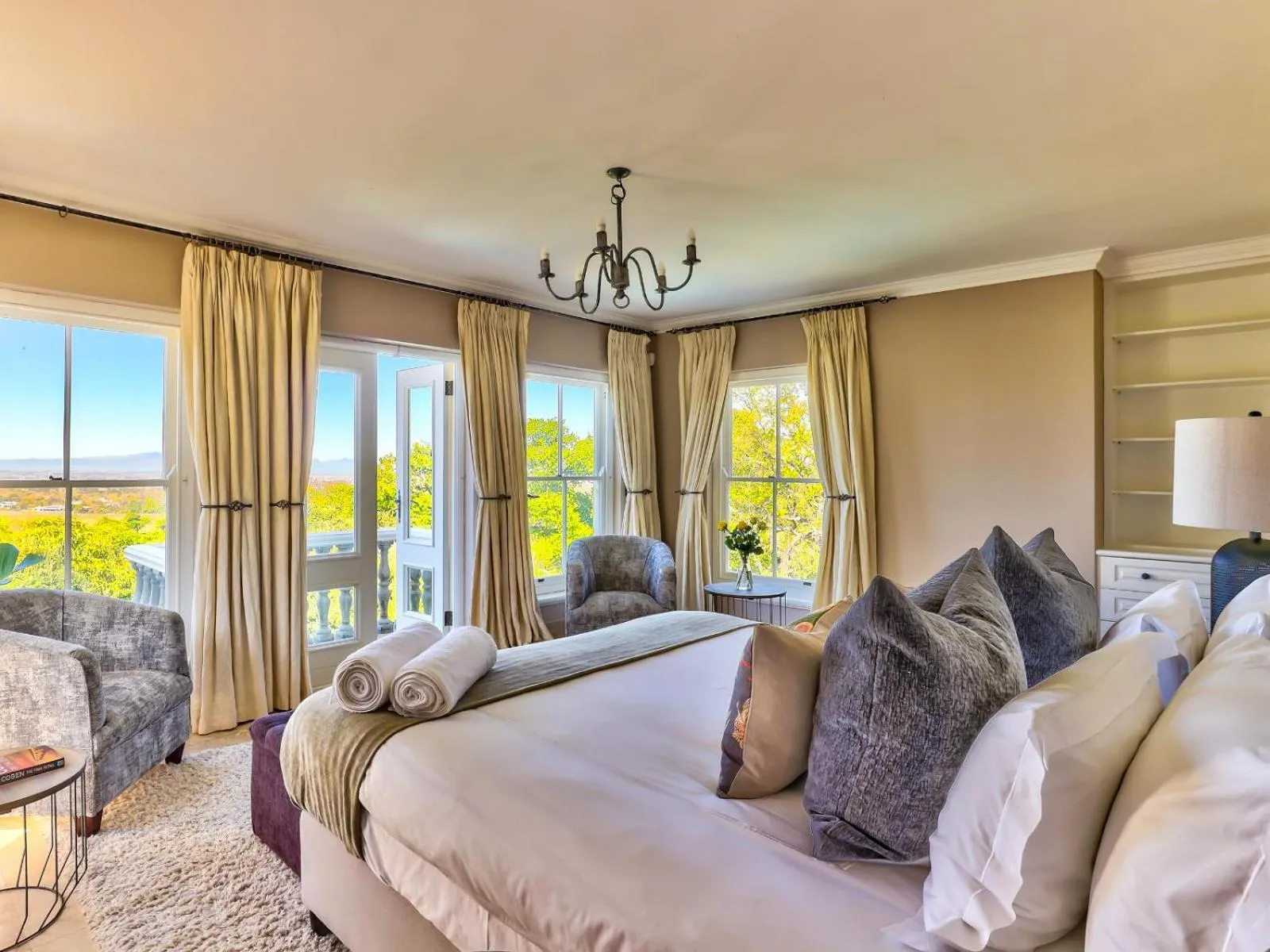 Photo of the whole room, Bed in Devonport House - Constantia