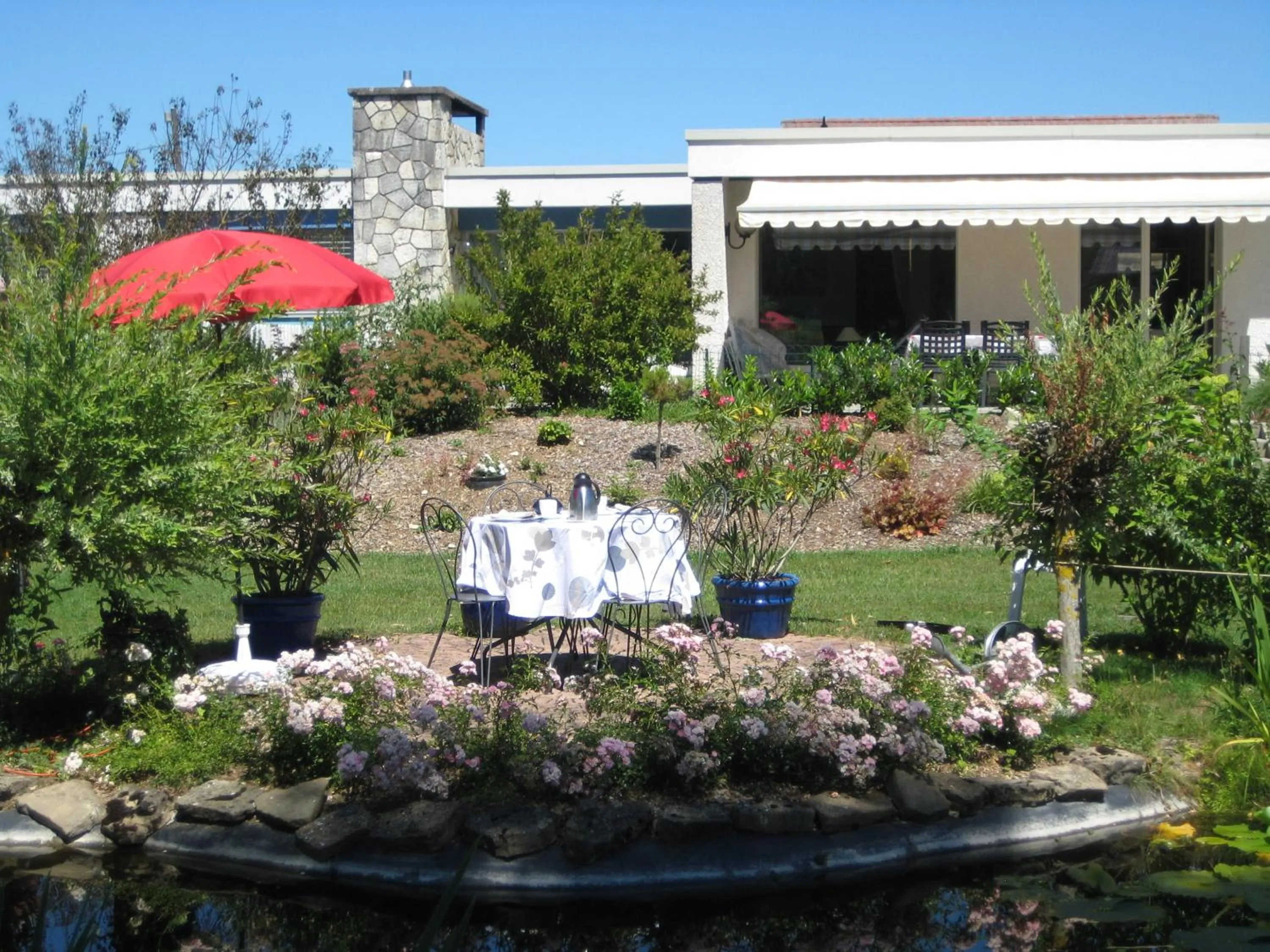 Facade/entrance in Les Petites Chambres de la Bleue Maison