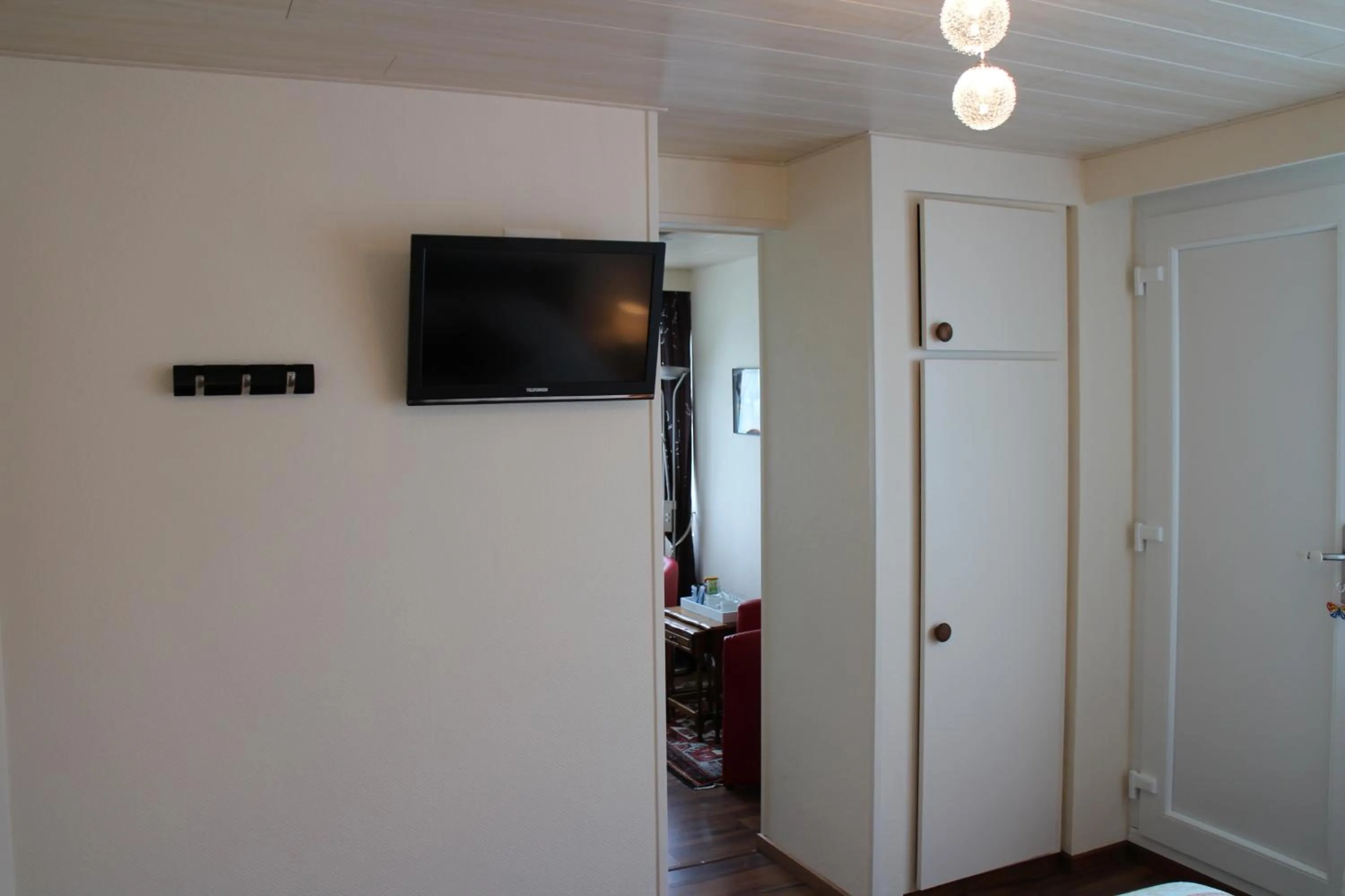 TV and multimedia in Les Petites Chambres de la Bleue Maison