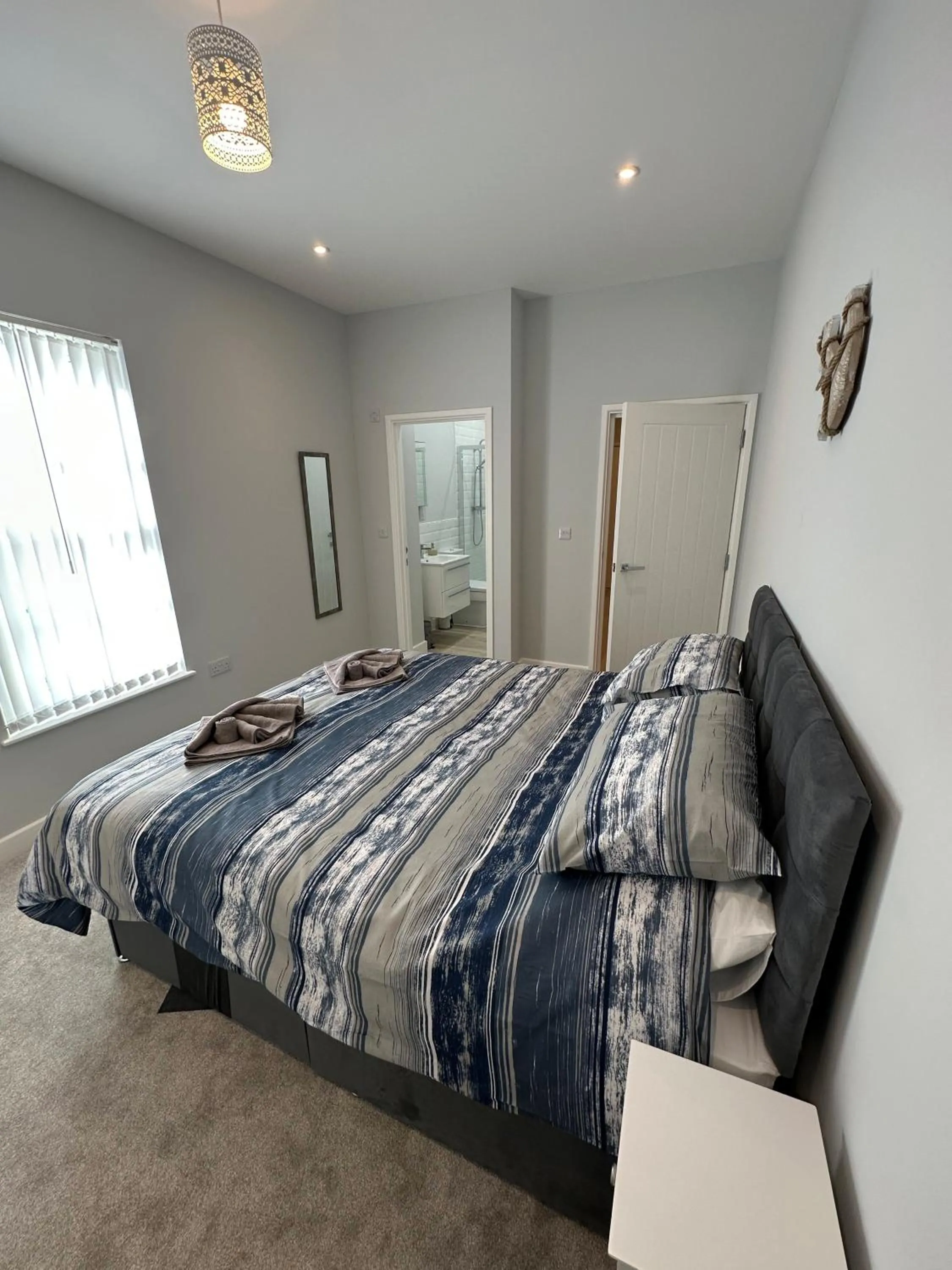 Bed in Ocean View Suite - Near Hythe - On Beach Seafront - Private Parking
