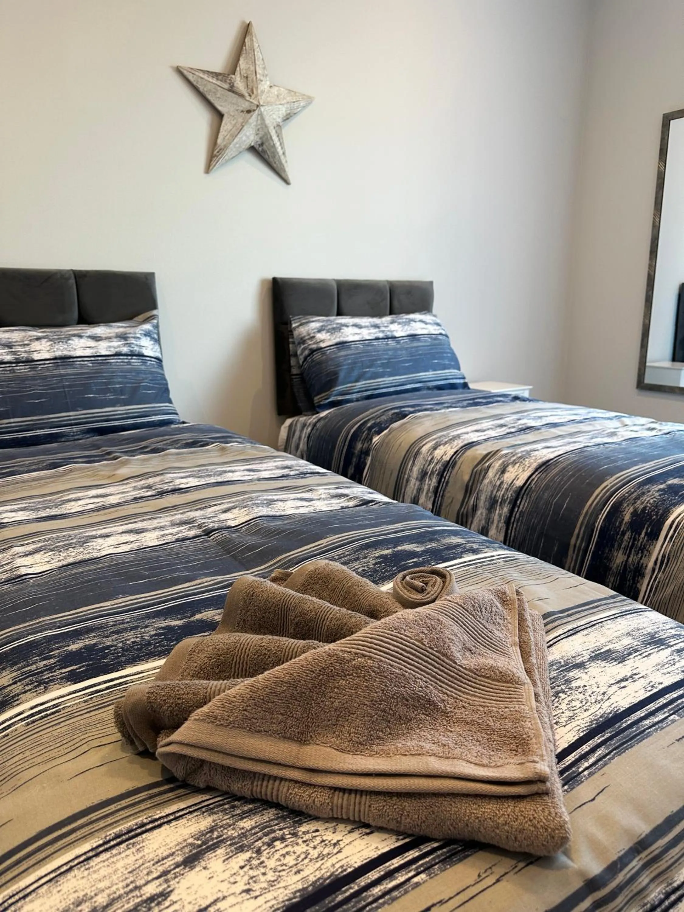 Bed in Ocean View Suite - Near Hythe - On Beach Seafront - Private Parking
