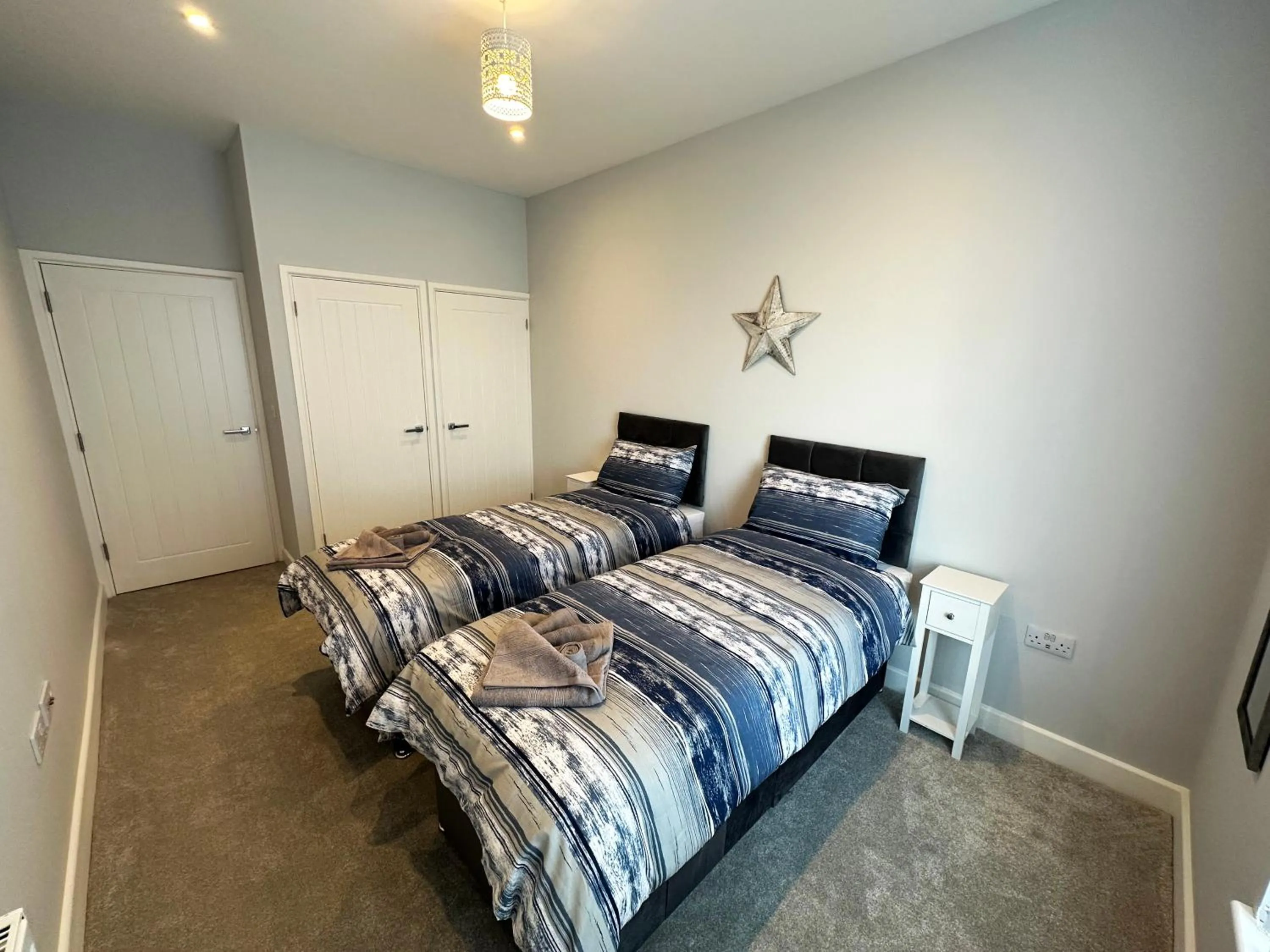 Bed in Ocean View Suite - Near Hythe - On Beach Seafront - Private Parking