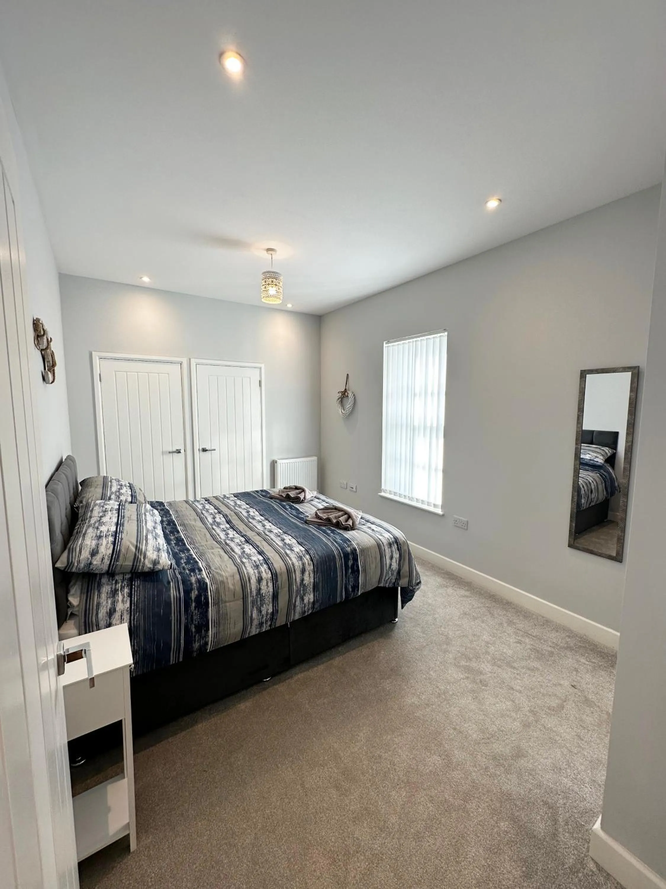 Bed in Ocean View Suite - Near Hythe - On Beach Seafront - Private Parking