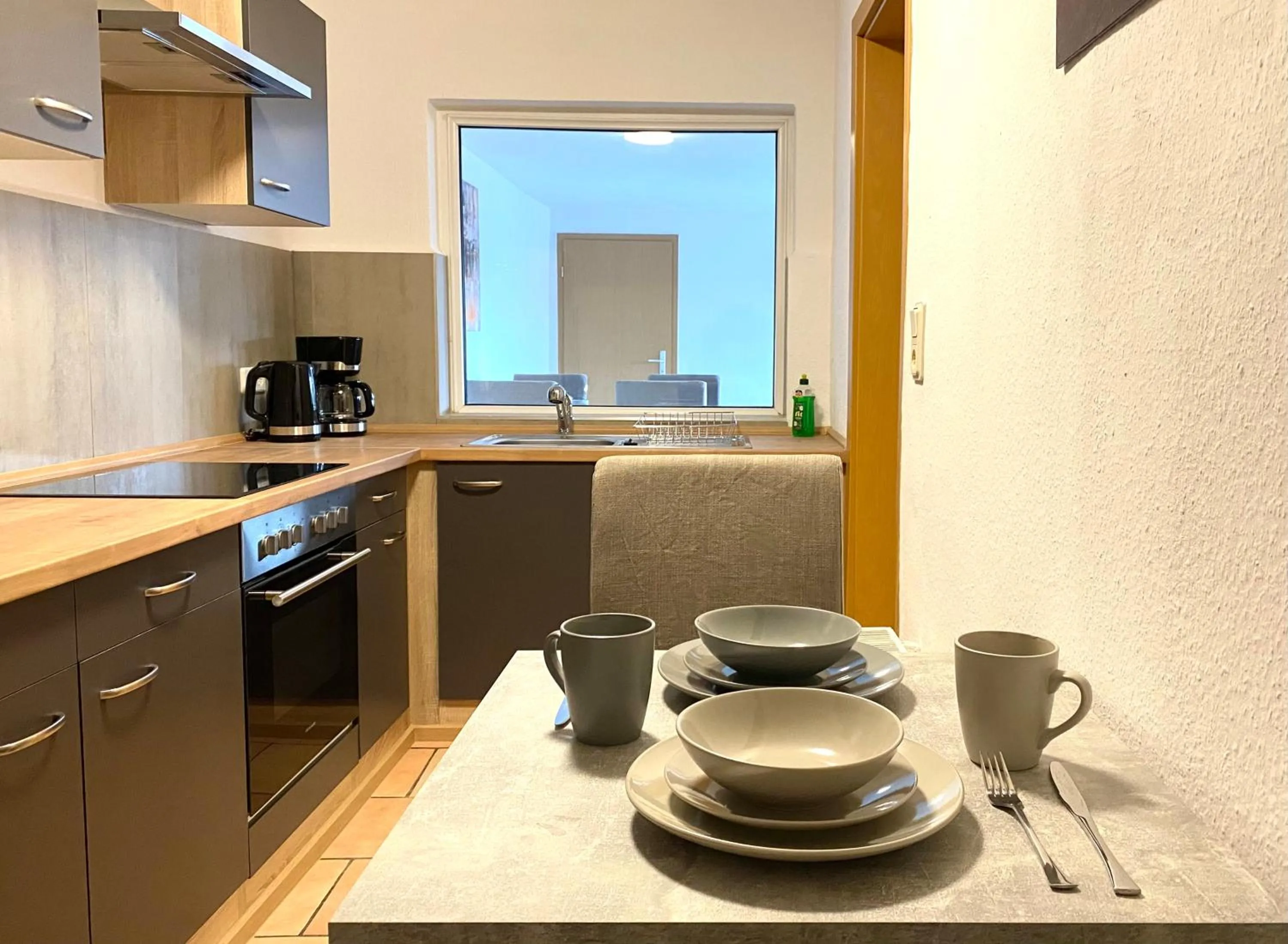 Kitchen or kitchenette in Gemütliche Unterkünfte für längeren Aufenthalt und Monteure inkl Balkon, Waschmaschine, WiFi, Küche und Parkplatz