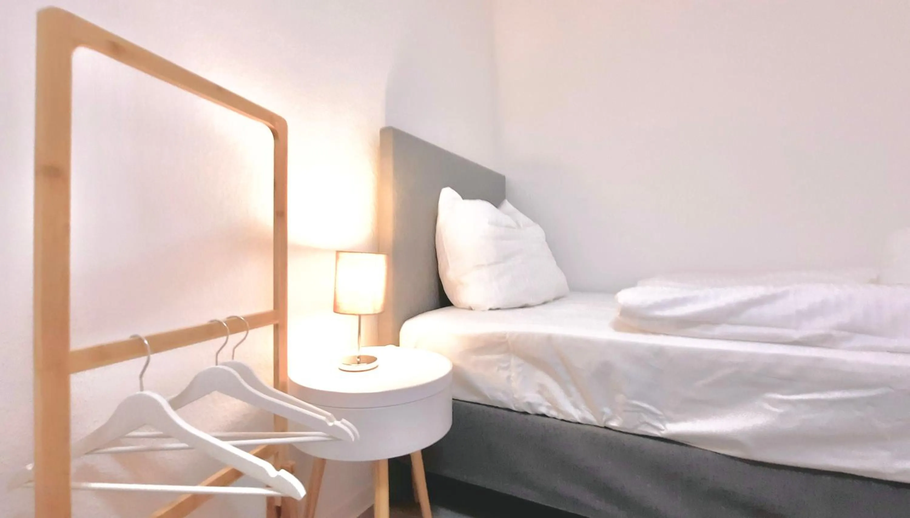 Bed in Gemütliche Unterkünfte für längeren Aufenthalt und Monteure inkl Balkon, Waschmaschine, WiFi, Küche und Parkplatz