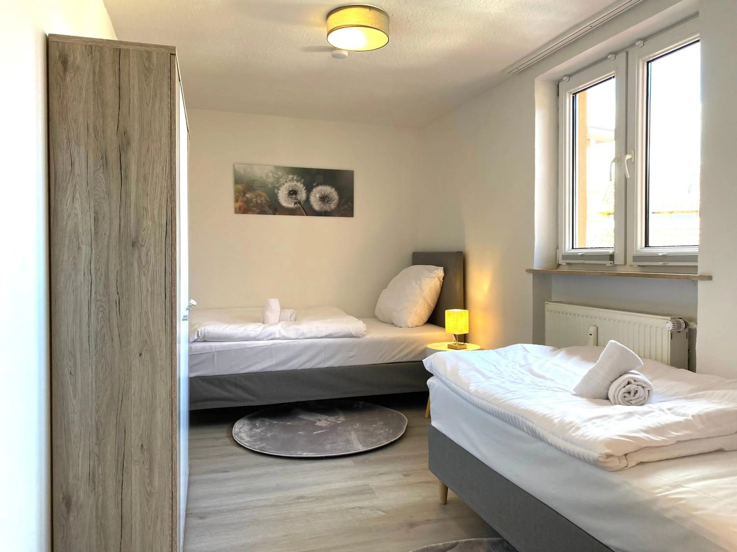 Bed in Gemütliche Unterkünfte für längeren Aufenthalt und Monteure inkl Balkon, Waschmaschine, WiFi, Küche und Parkplatz