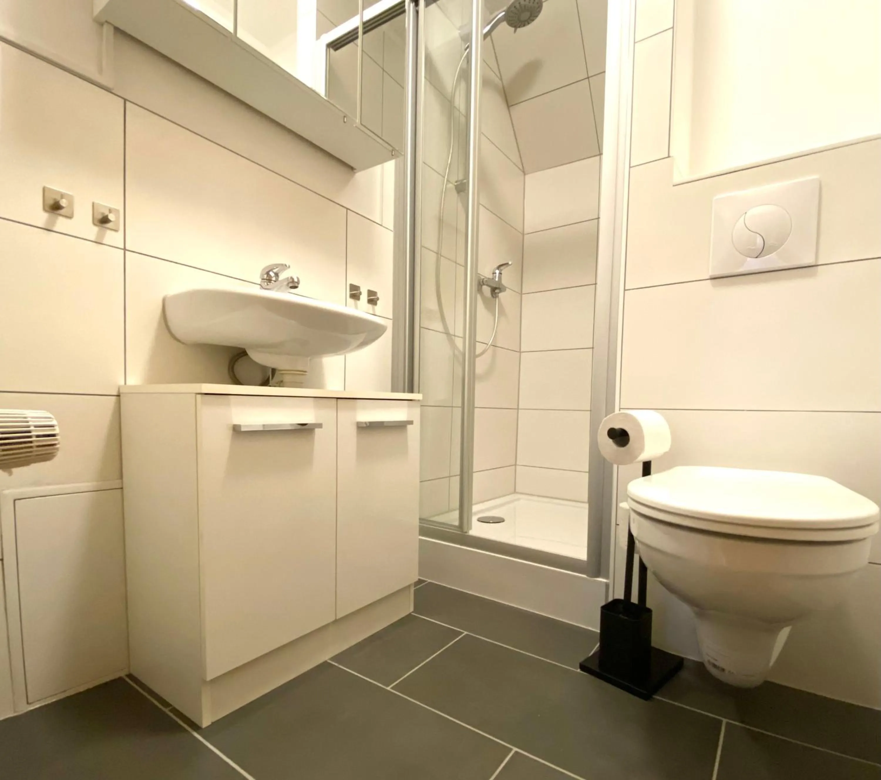 Shower in Gemütliche Unterkünfte für längeren Aufenthalt und Monteure inkl Balkon, Waschmaschine, WiFi, Küche und Parkplatz