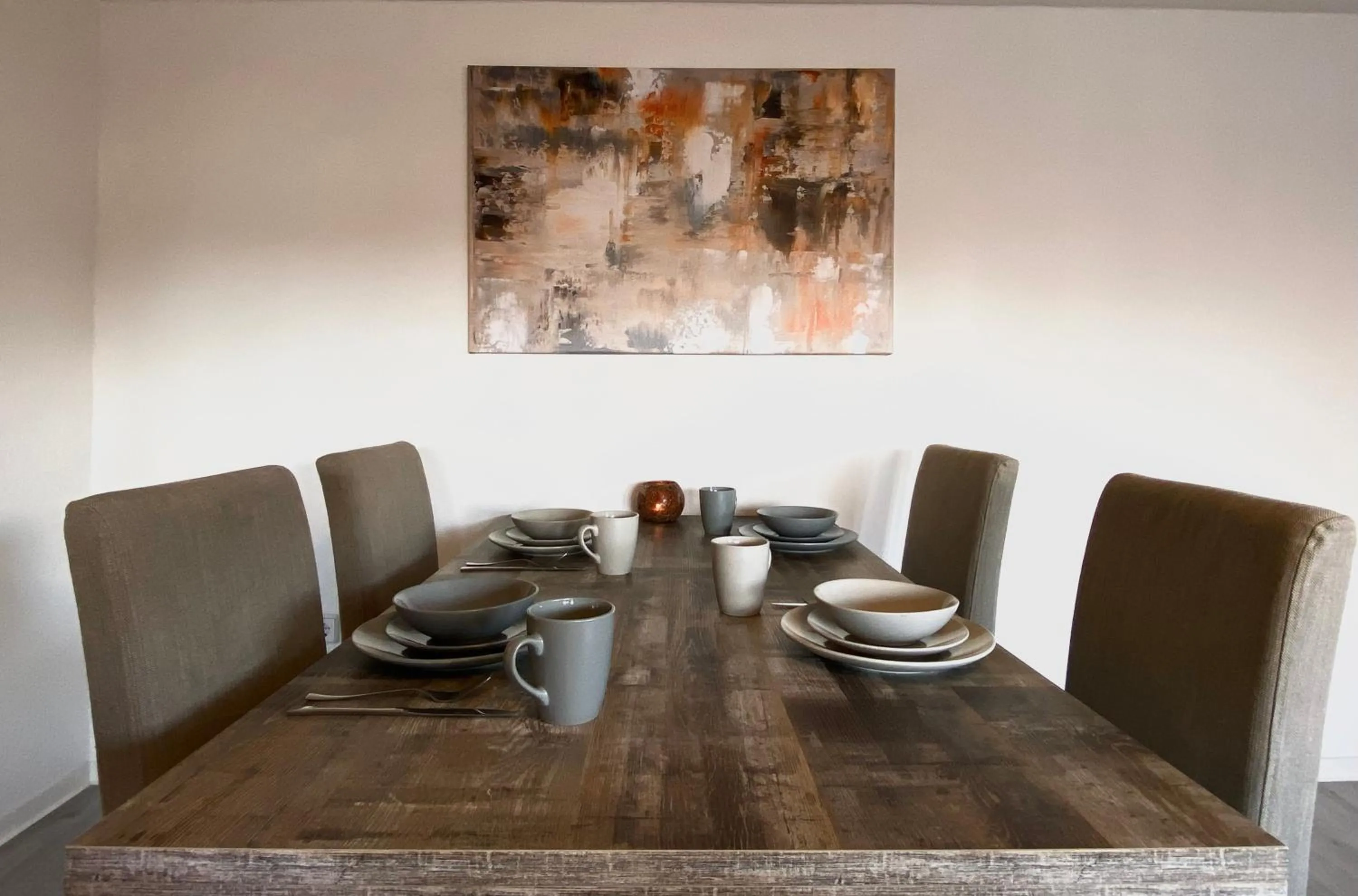 Dining area in Gemütliche Unterkünfte für längeren Aufenthalt und Monteure inkl Balkon, Waschmaschine, WiFi, Küche und Parkplatz