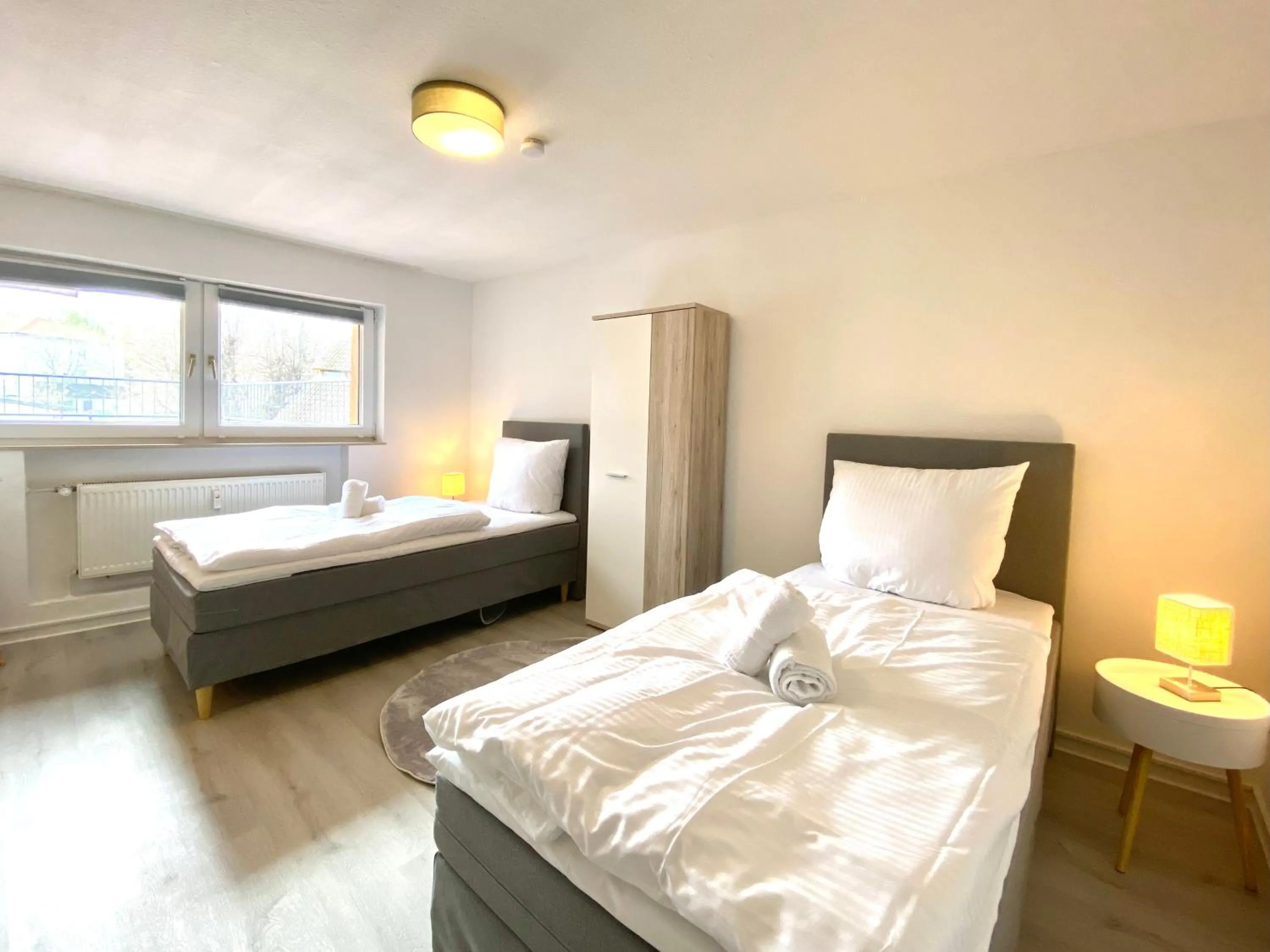 Bed in Gemütliche Unterkünfte für längeren Aufenthalt und Monteure inkl Balkon, Waschmaschine, WiFi, Küche und Parkplatz