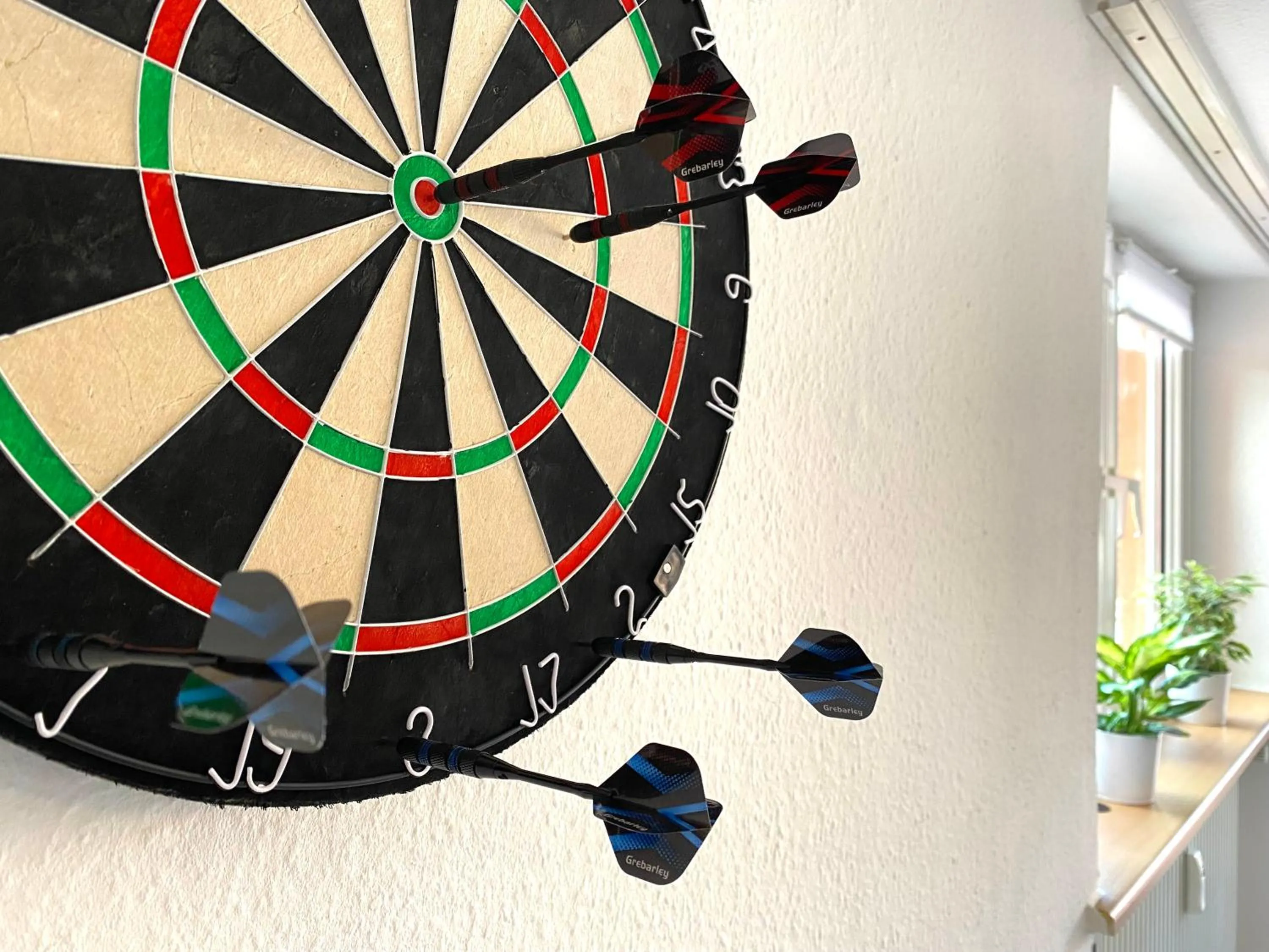 Darts in Gemütliche Unterkünfte für längeren Aufenthalt und Monteure inkl Balkon, Waschmaschine, WiFi, Küche und Parkplatz