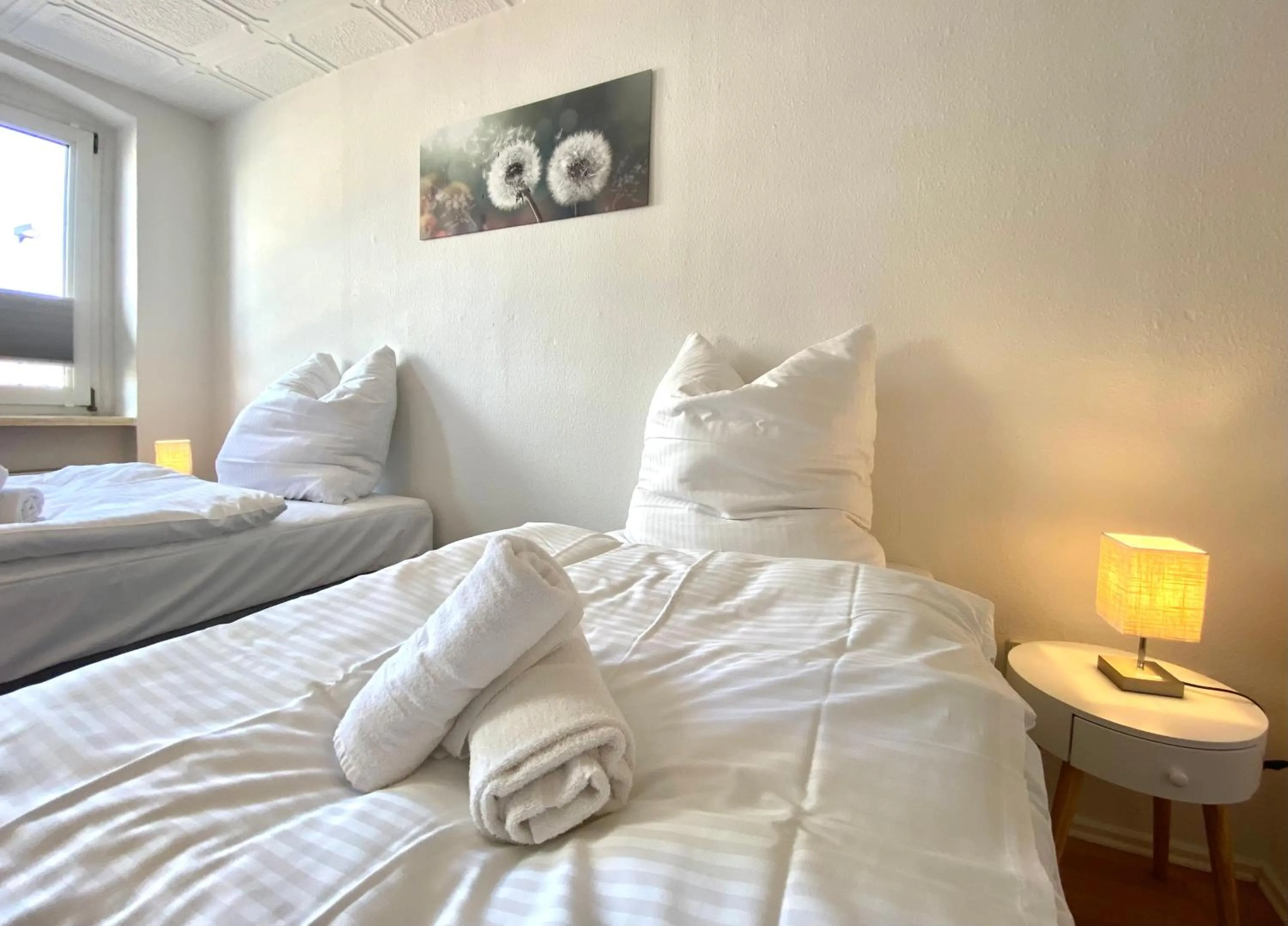 Bed in Gemütliche Unterkünfte für längeren Aufenthalt und Monteure inkl Balkon, Waschmaschine, WiFi, Küche und Parkplatz