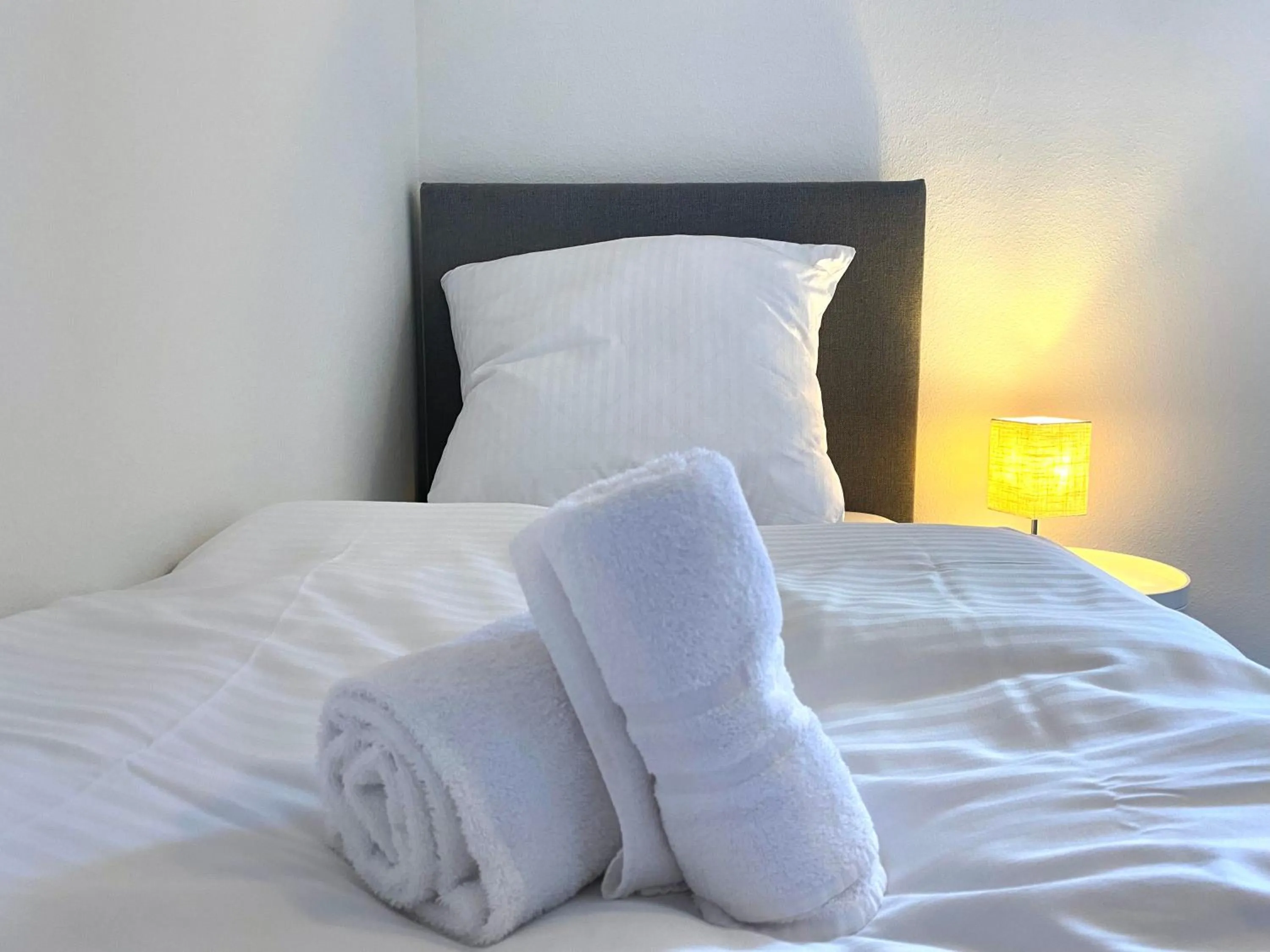 Bed in Gemütliche Unterkünfte für längeren Aufenthalt und Monteure inkl Balkon, Waschmaschine, WiFi, Küche und Parkplatz