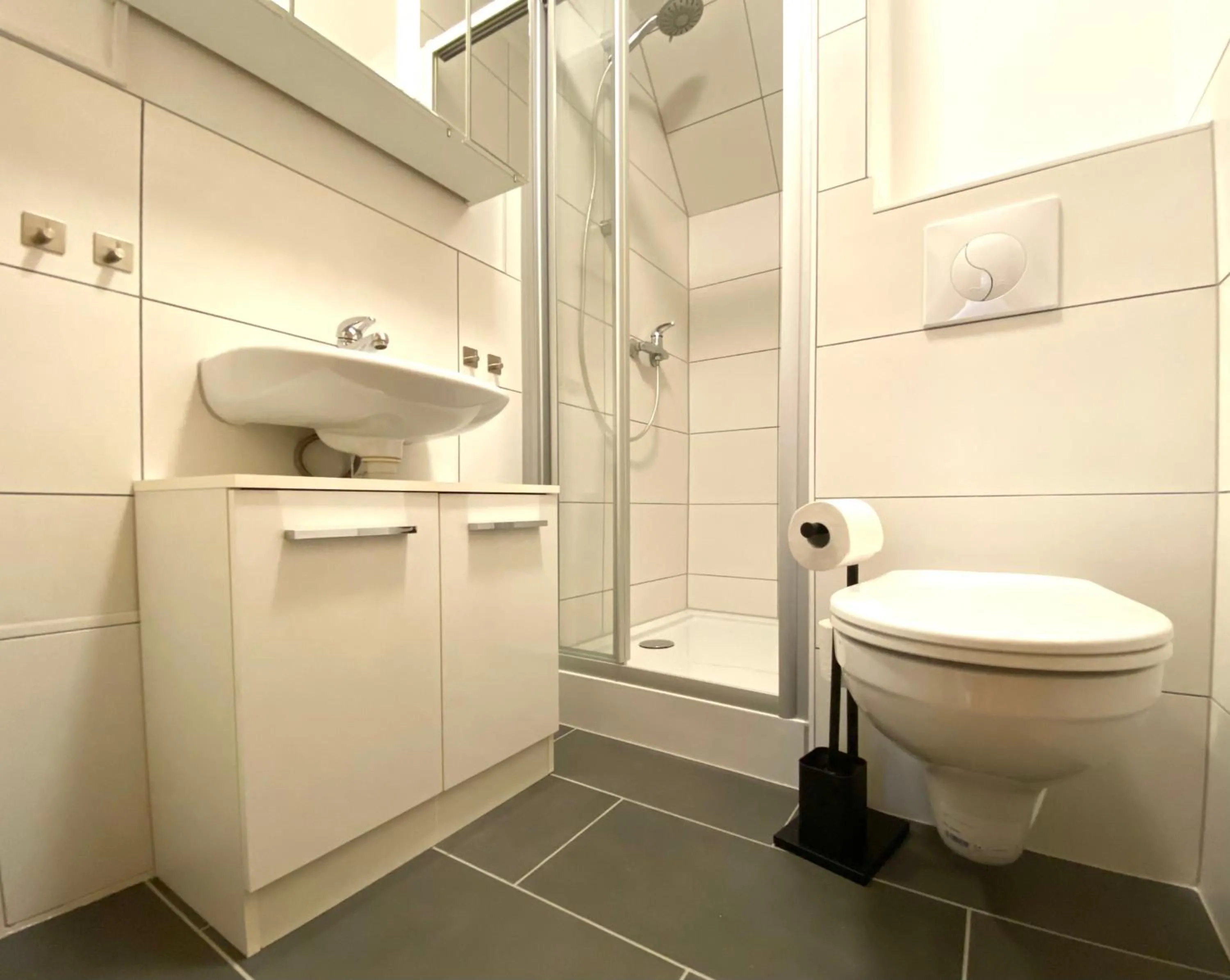 Shower in Gemütliche Unterkünfte für längeren Aufenthalt und Monteure inkl Balkon, Waschmaschine, WiFi, Küche und Parkplatz