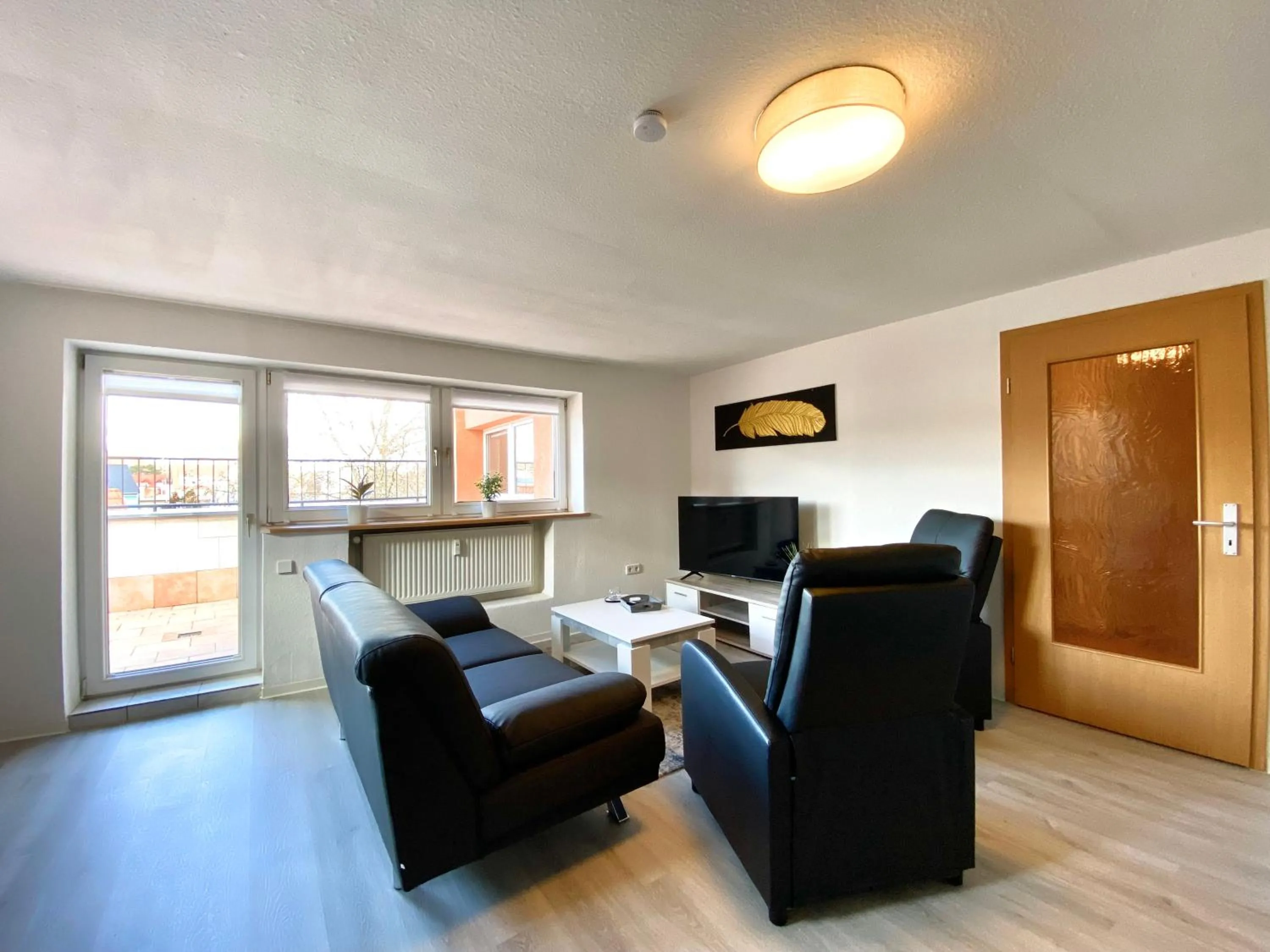 Communal lounge/ TV room in Gemütliche Unterkünfte für längeren Aufenthalt und Monteure inkl Balkon, Waschmaschine, WiFi, Küche und Parkplatz