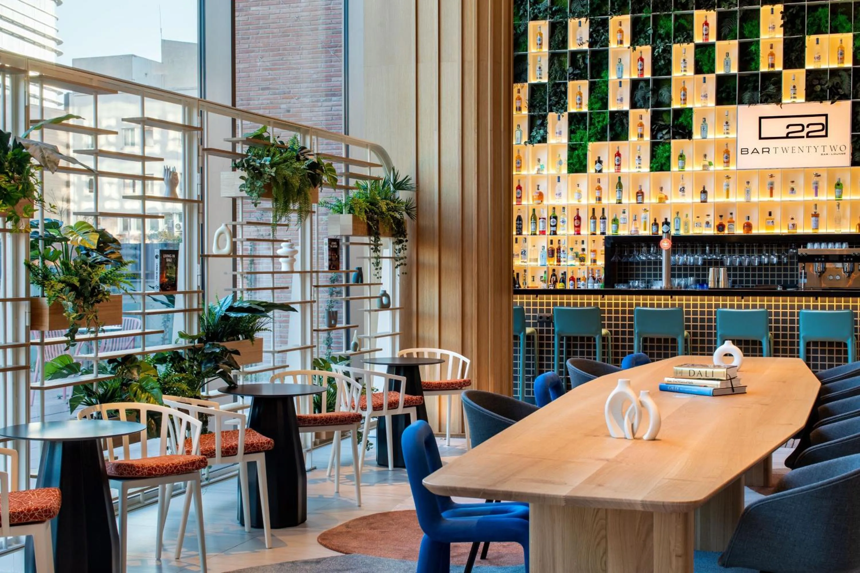 Lounge or bar in Labtwentytwo Barcelona, a Tribute Portfolio Hotel by Marriott