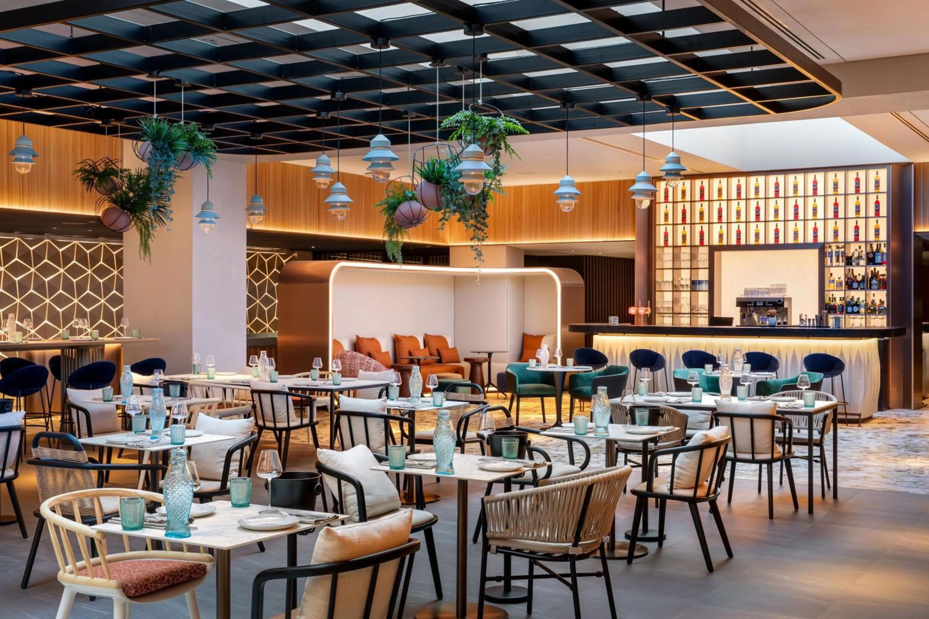 Lounge or bar in Labtwentytwo Barcelona, a Tribute Portfolio Hotel by Marriott