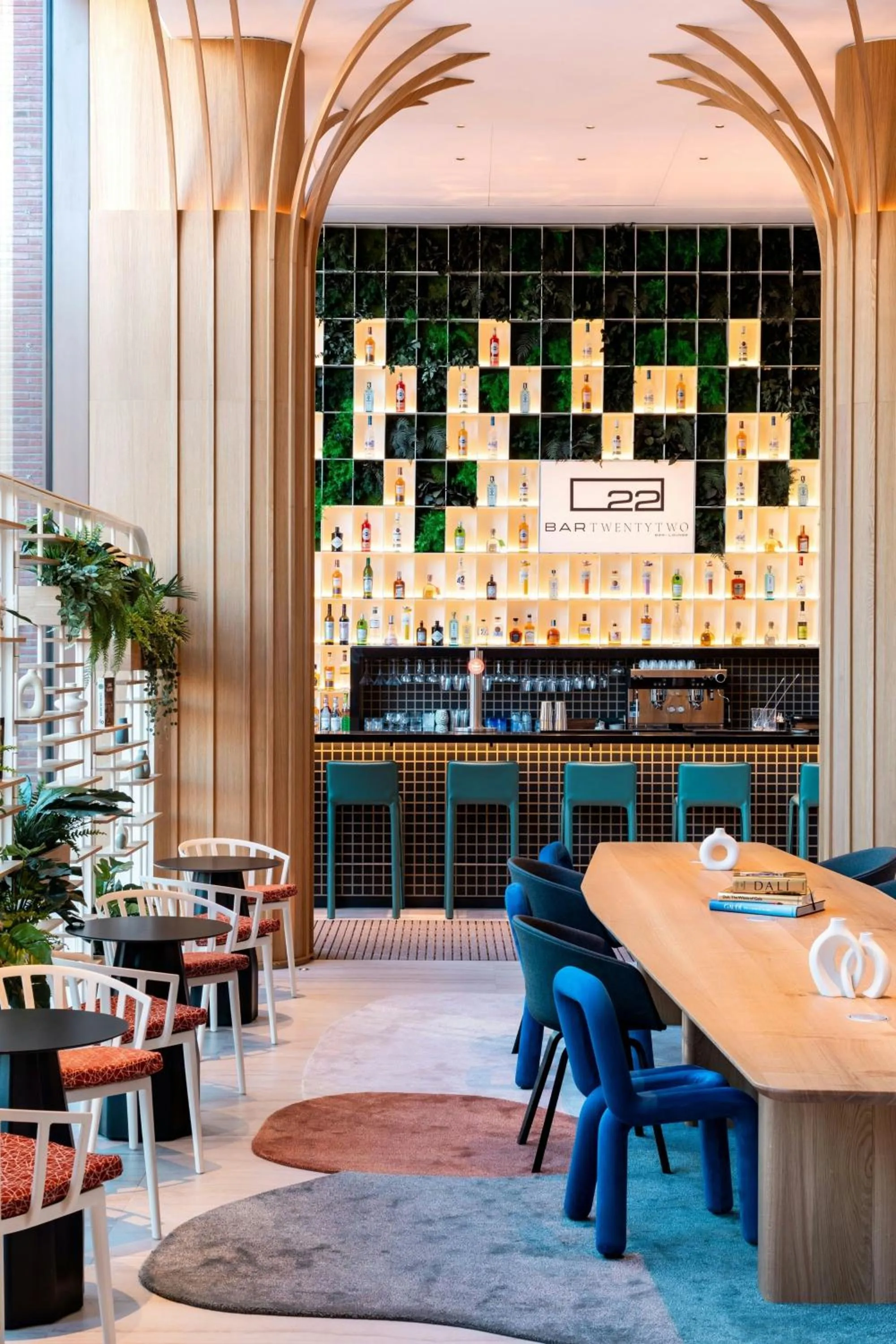 Lounge or bar in Labtwentytwo Barcelona, a Tribute Portfolio Hotel by Marriott