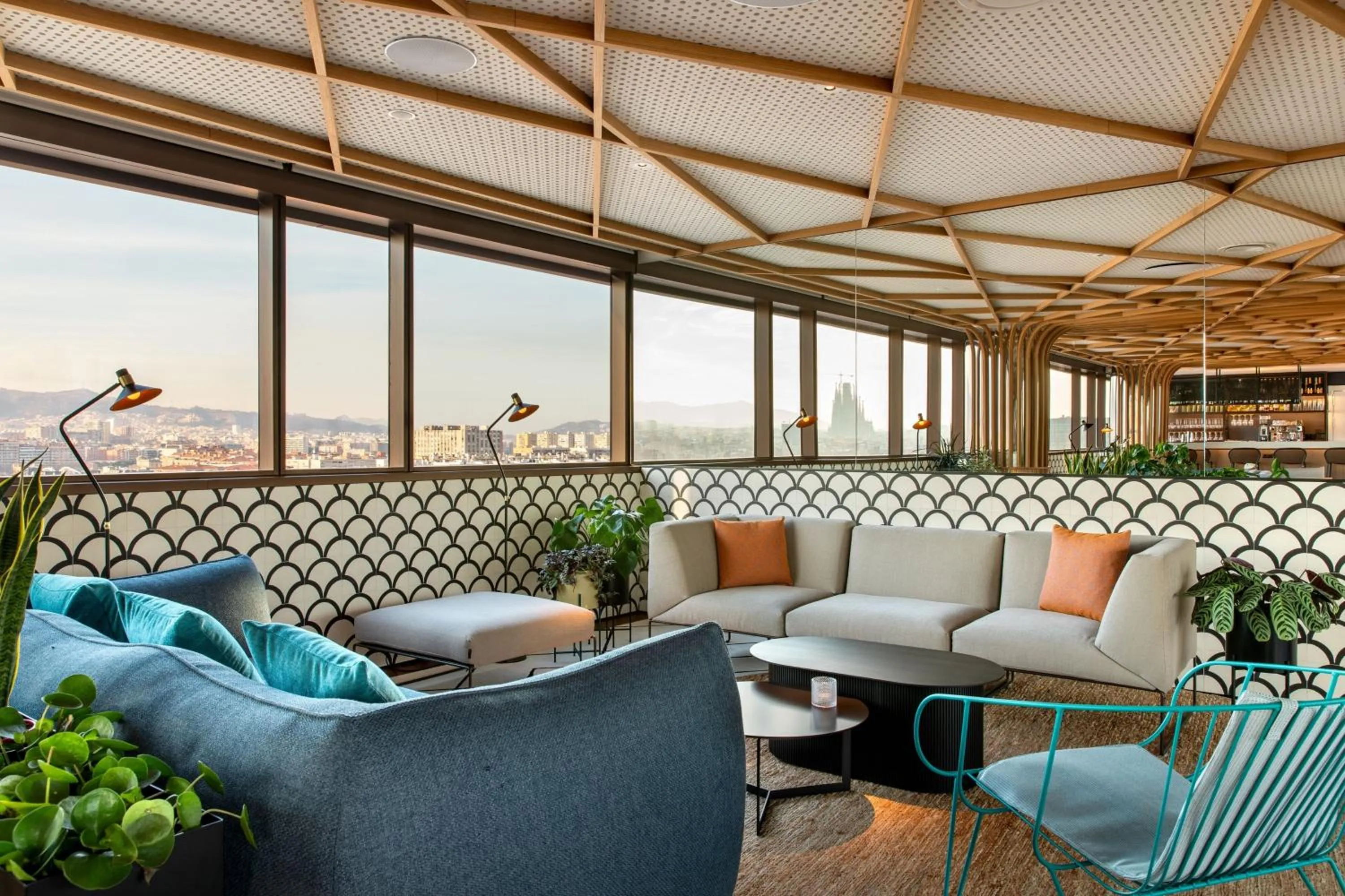 Lounge or bar in Labtwentytwo Barcelona, a Tribute Portfolio Hotel by Marriott