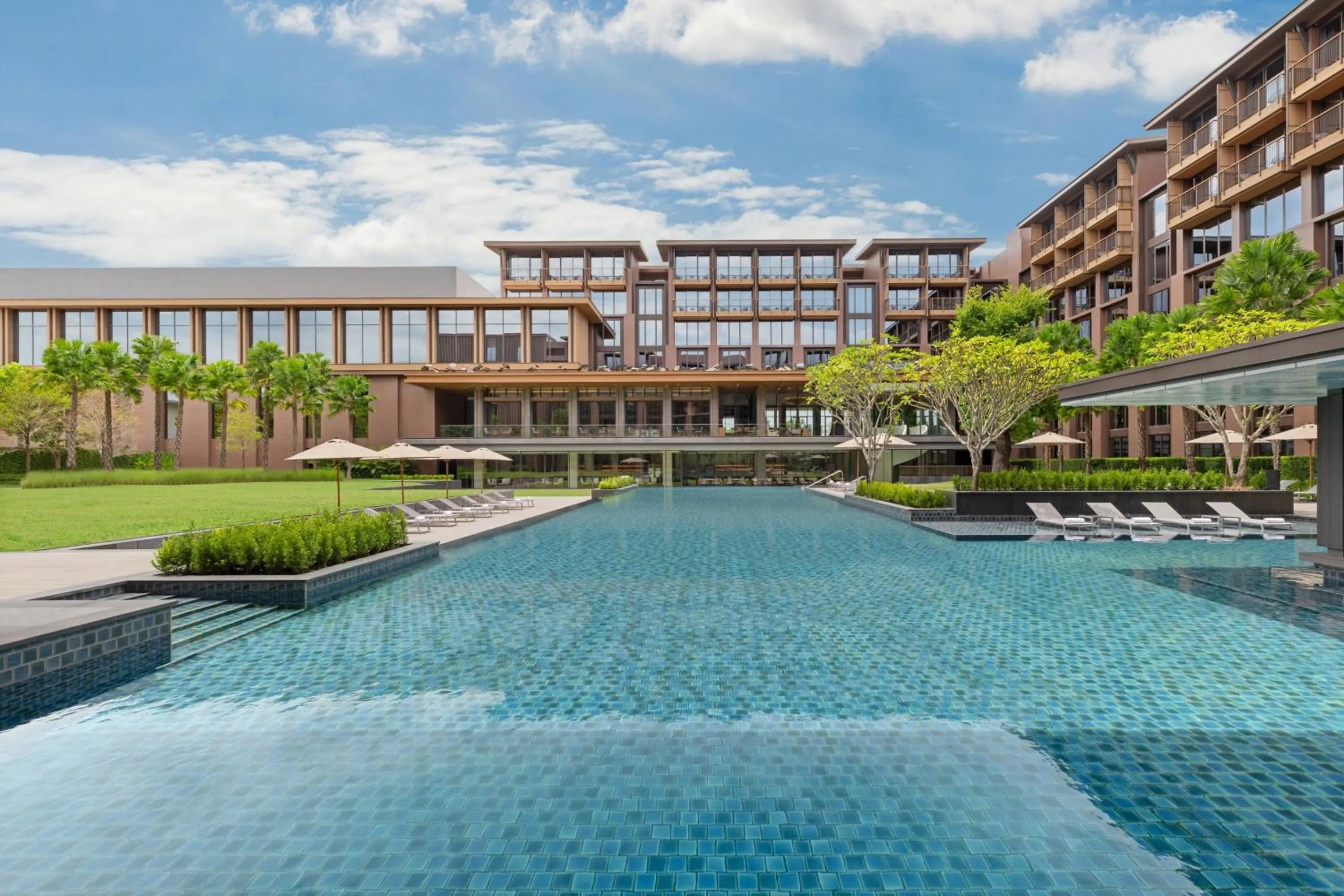 Swimming pool in Courtyard by Marriott Bangkok Suvarnabhumi Airport