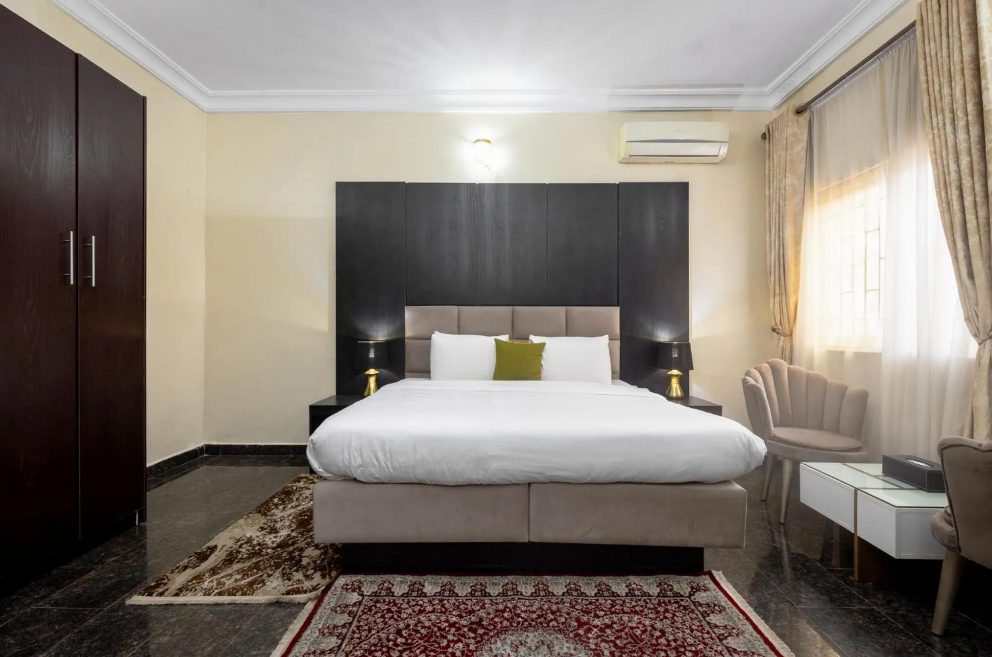 Bed in ROYALE CROWN VILLA
