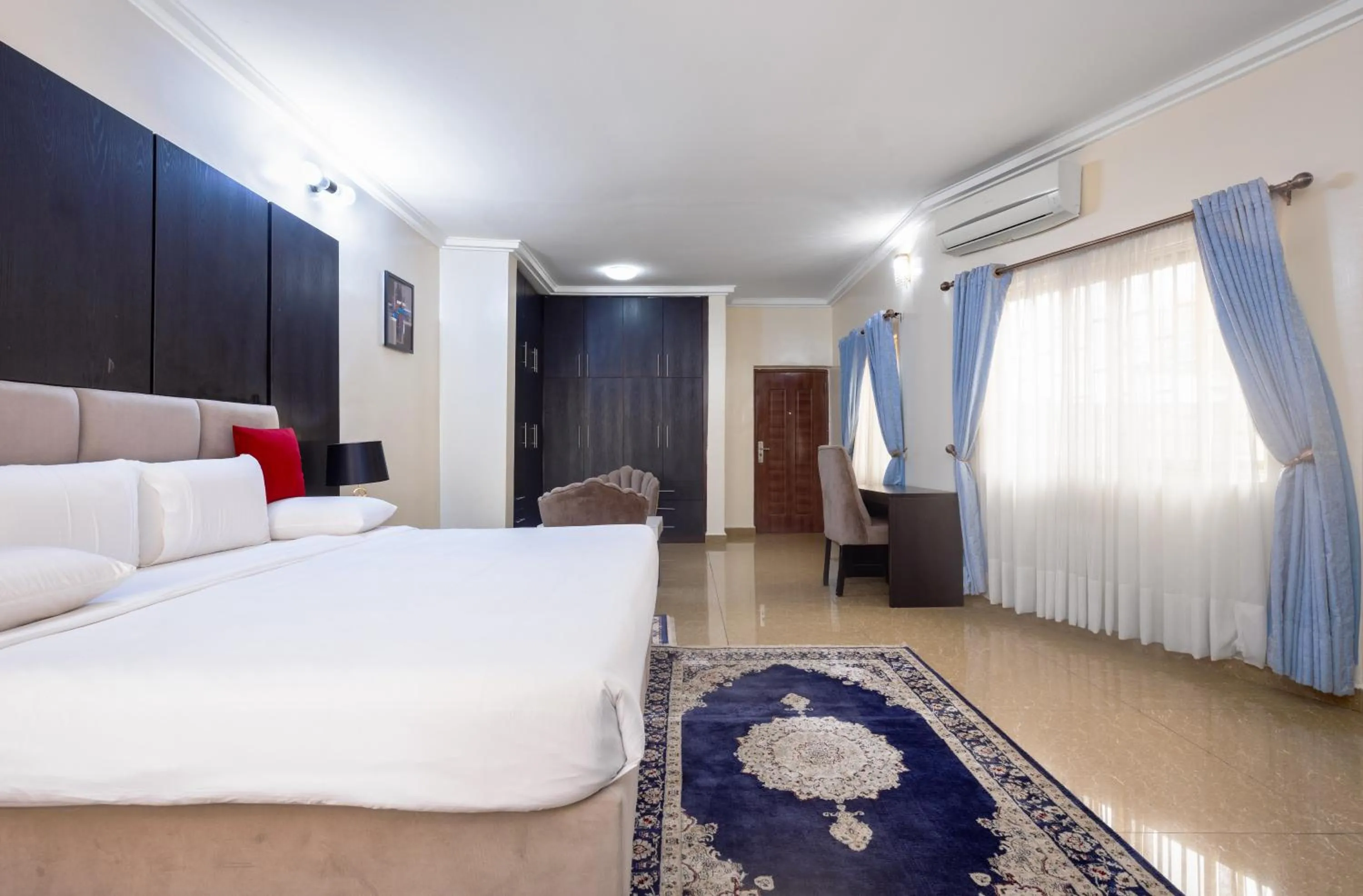 Bed in ROYALE CROWN VILLA