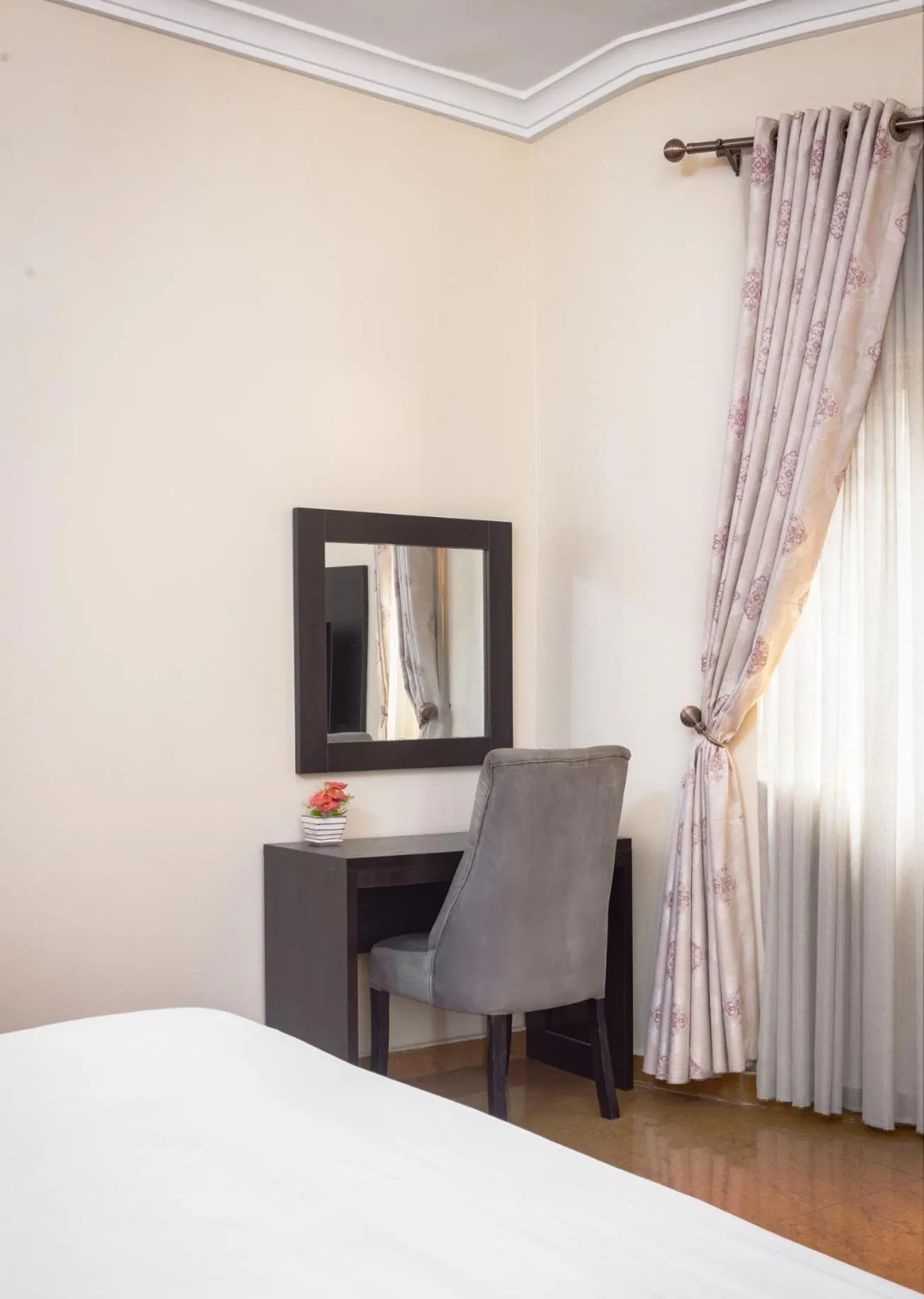 hair dresser, Bed in ROYALE CROWN VILLA