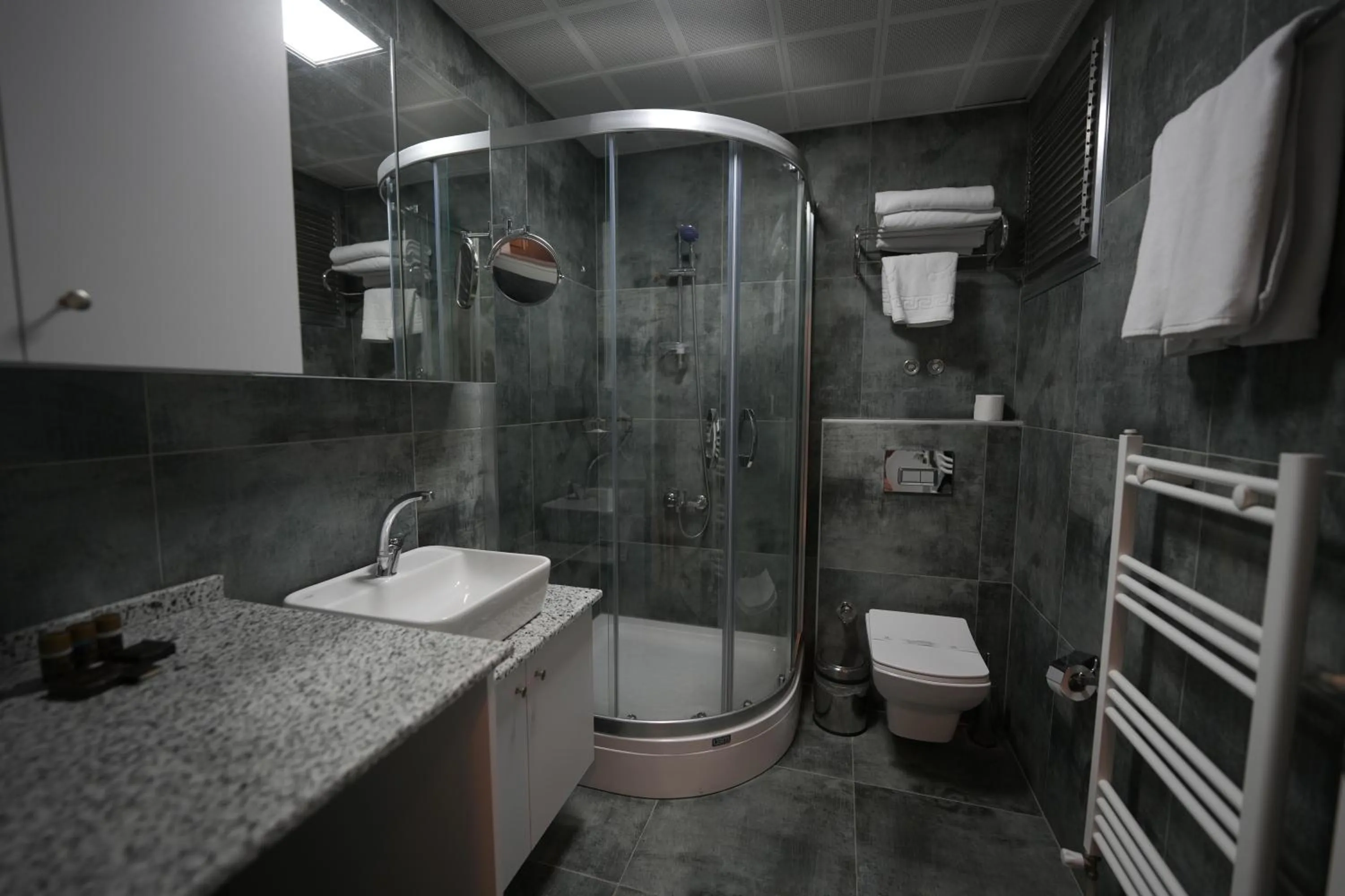 Shower in Marlen Hotel Bayraklı