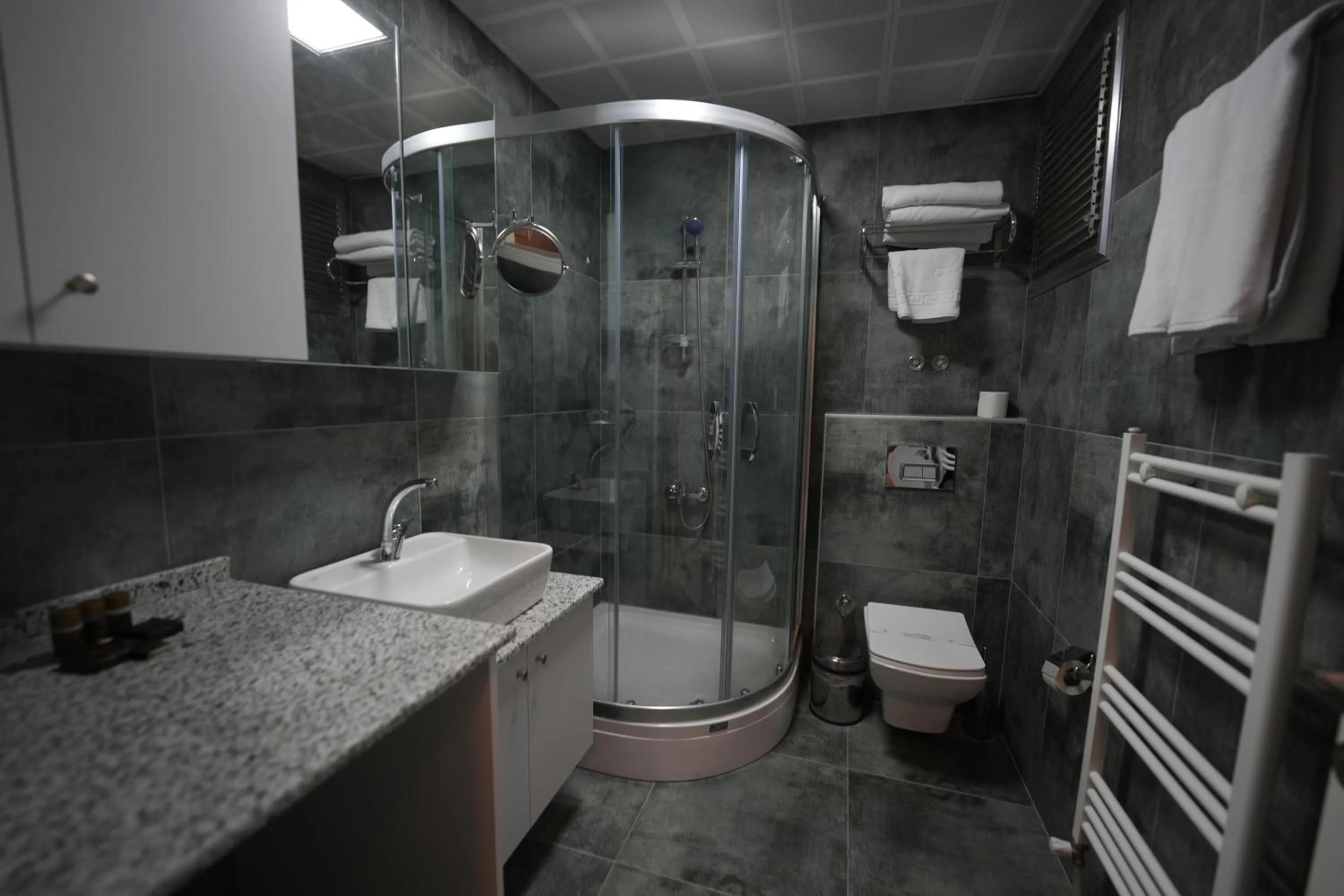 Shower in Marlen Hotel Bayraklı