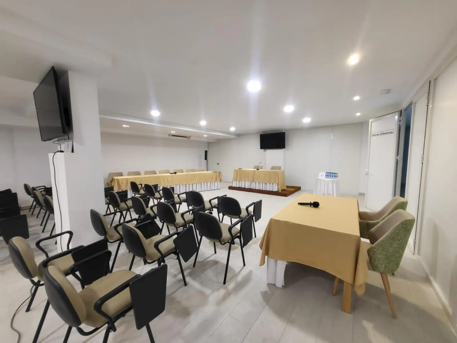 Business facilities in Ouril Mindelo