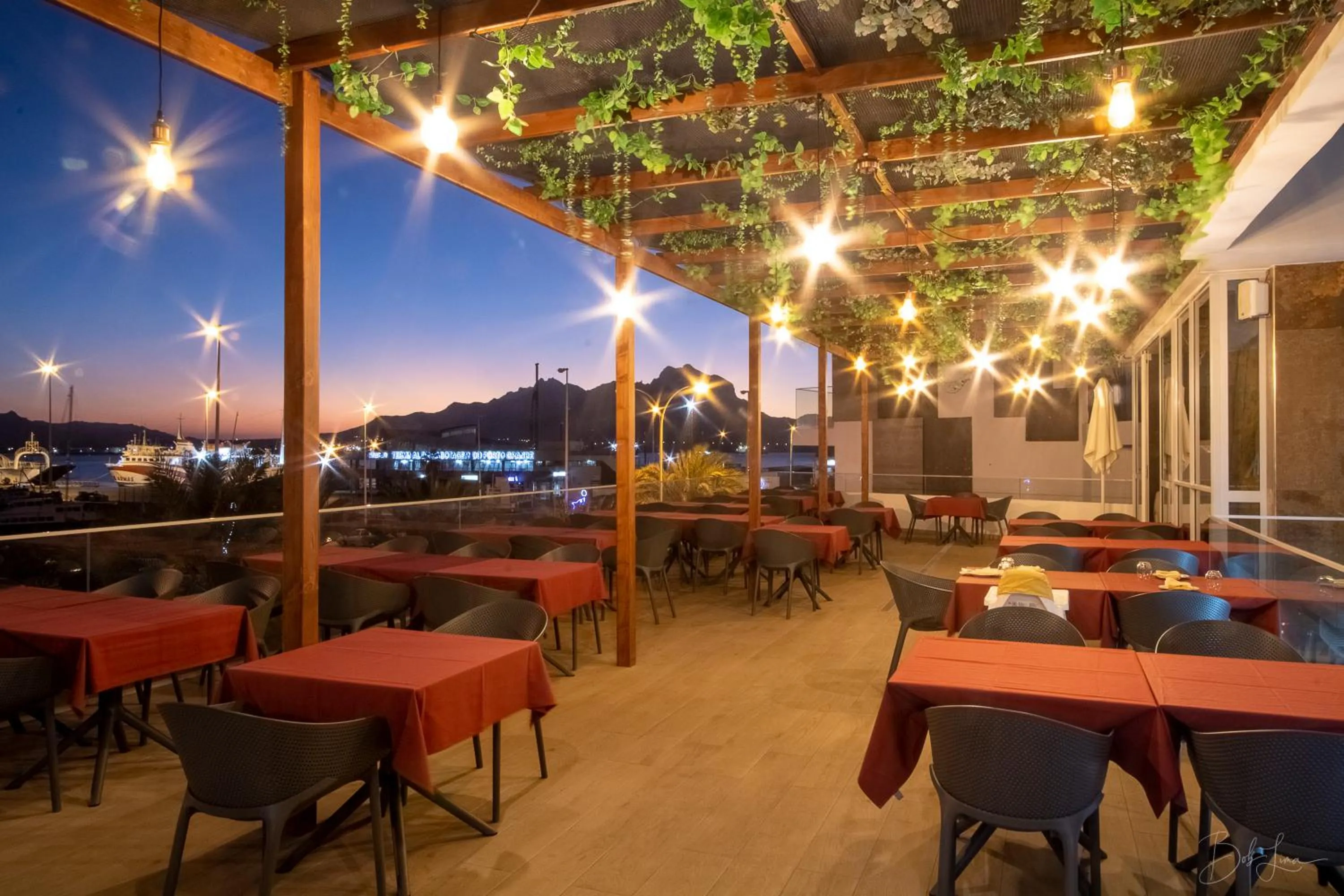 Restaurant/places to eat in Ouril Mindelo