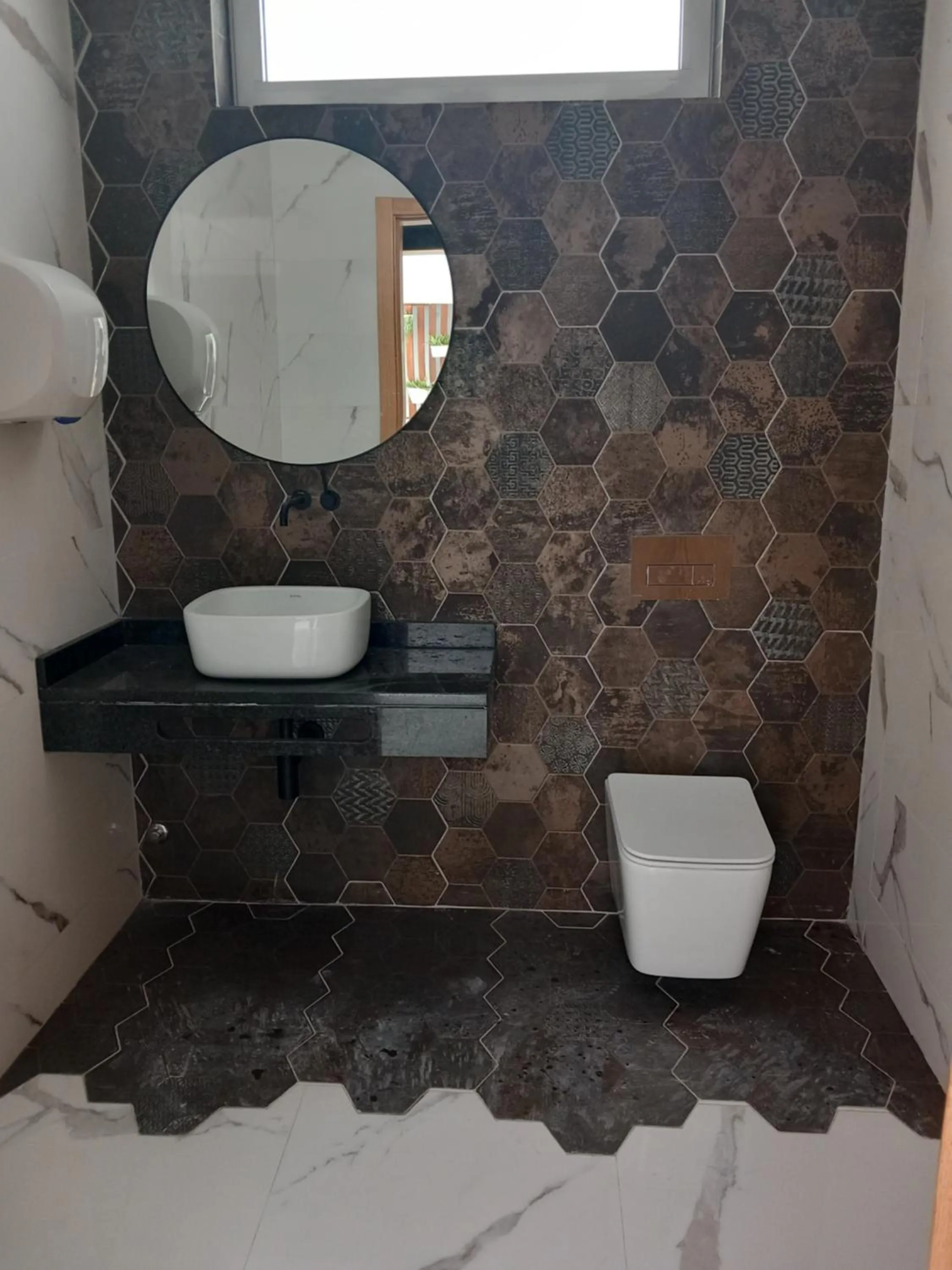 Toilet in Ouril Mindelo