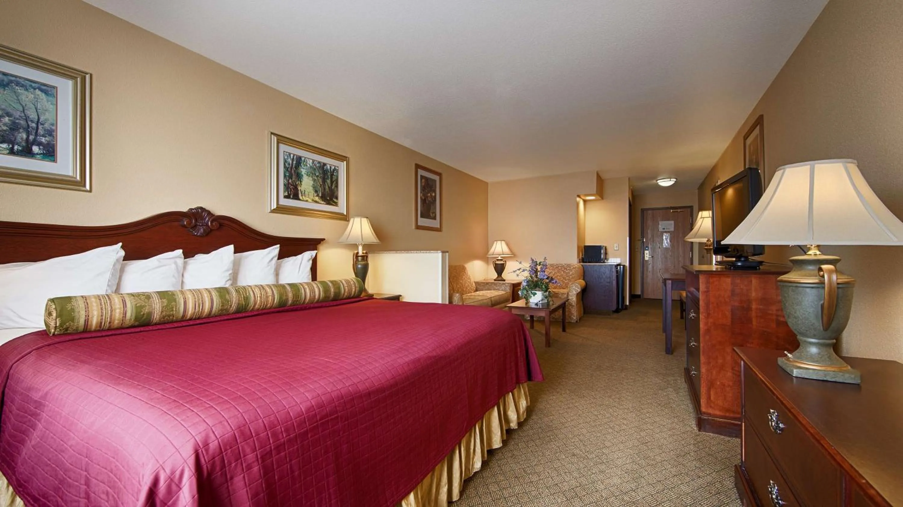 Bed in Best Western Penn-Ohio Inn & Suites