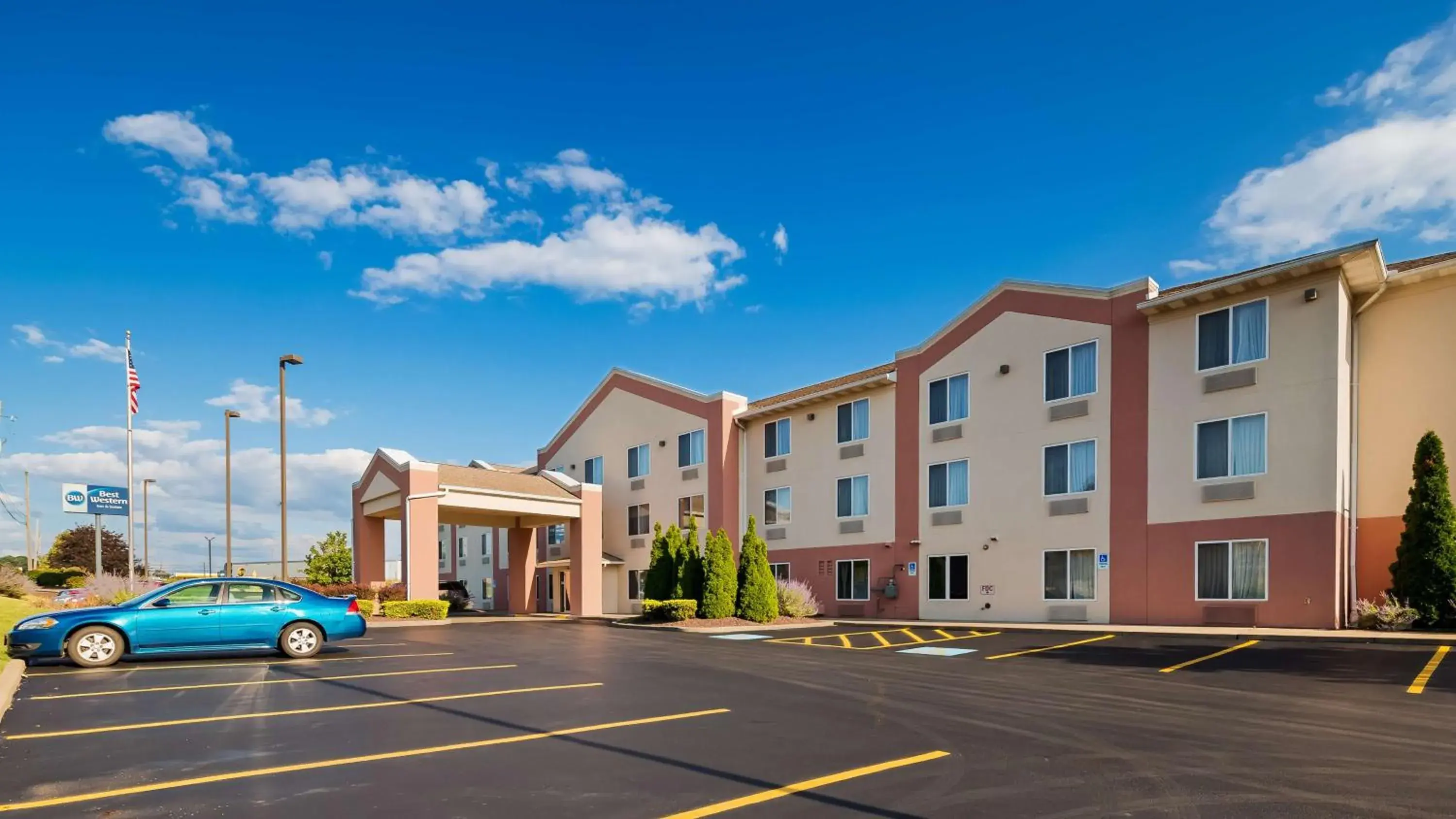 Property building in Best Western Penn-Ohio Inn & Suites Property building in Best Western Penn-Ohio Inn & Suites