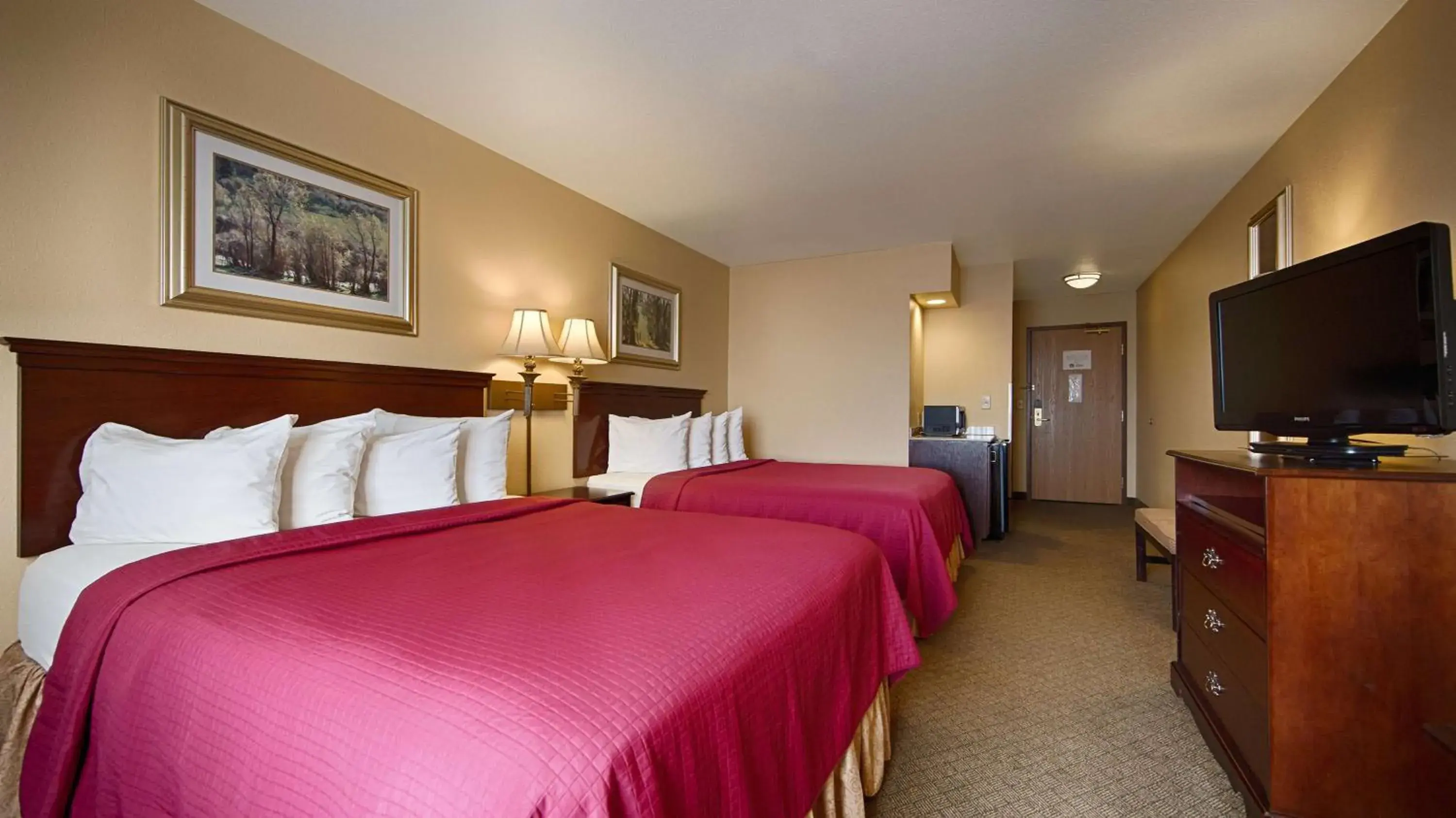 Bed in Best Western Penn-Ohio Inn & Suites Bed in Best Western Penn-Ohio Inn & Suites