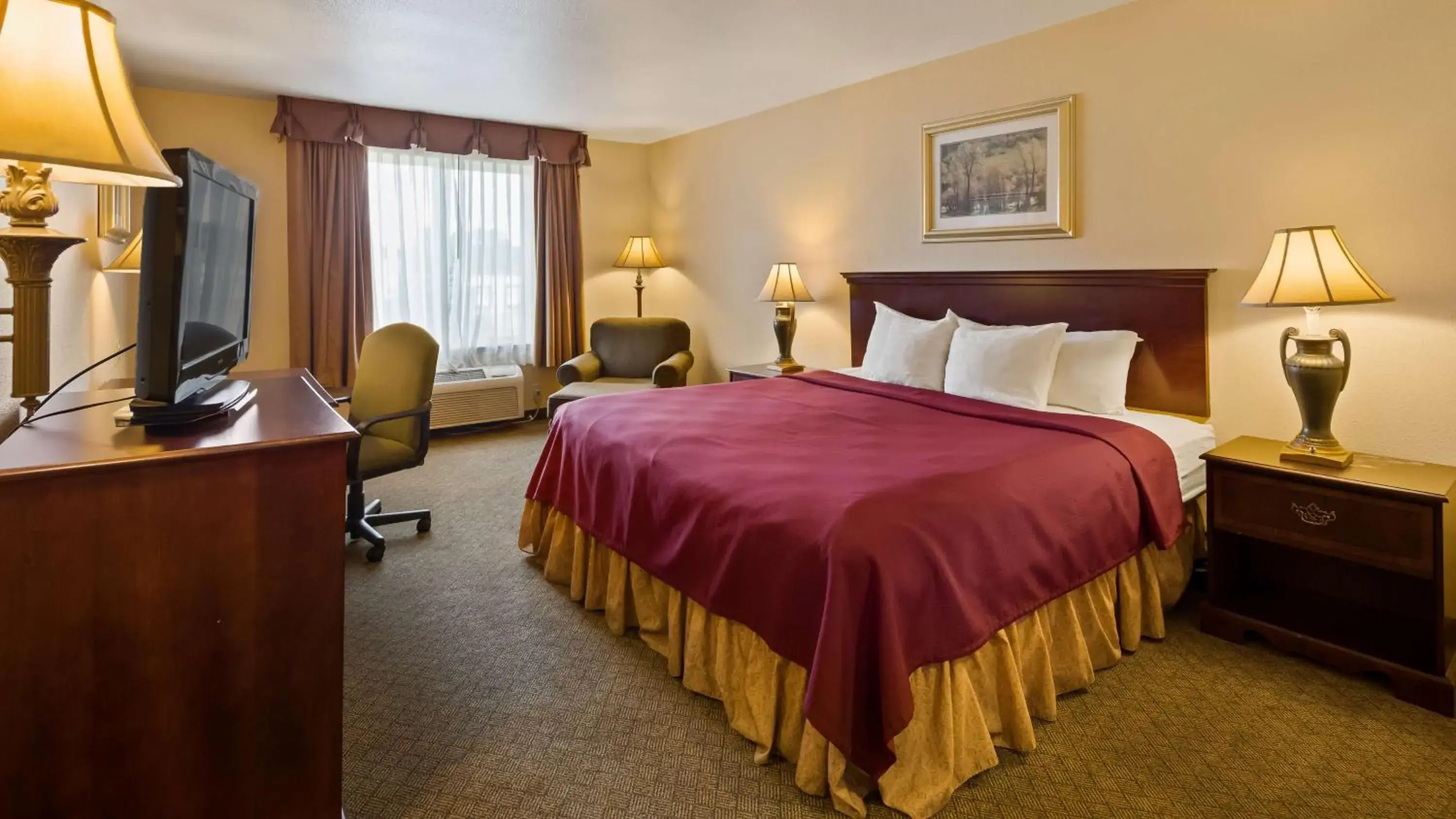 Bed in Best Western Penn-Ohio Inn & Suites Bed in Best Western Penn-Ohio Inn & Suites