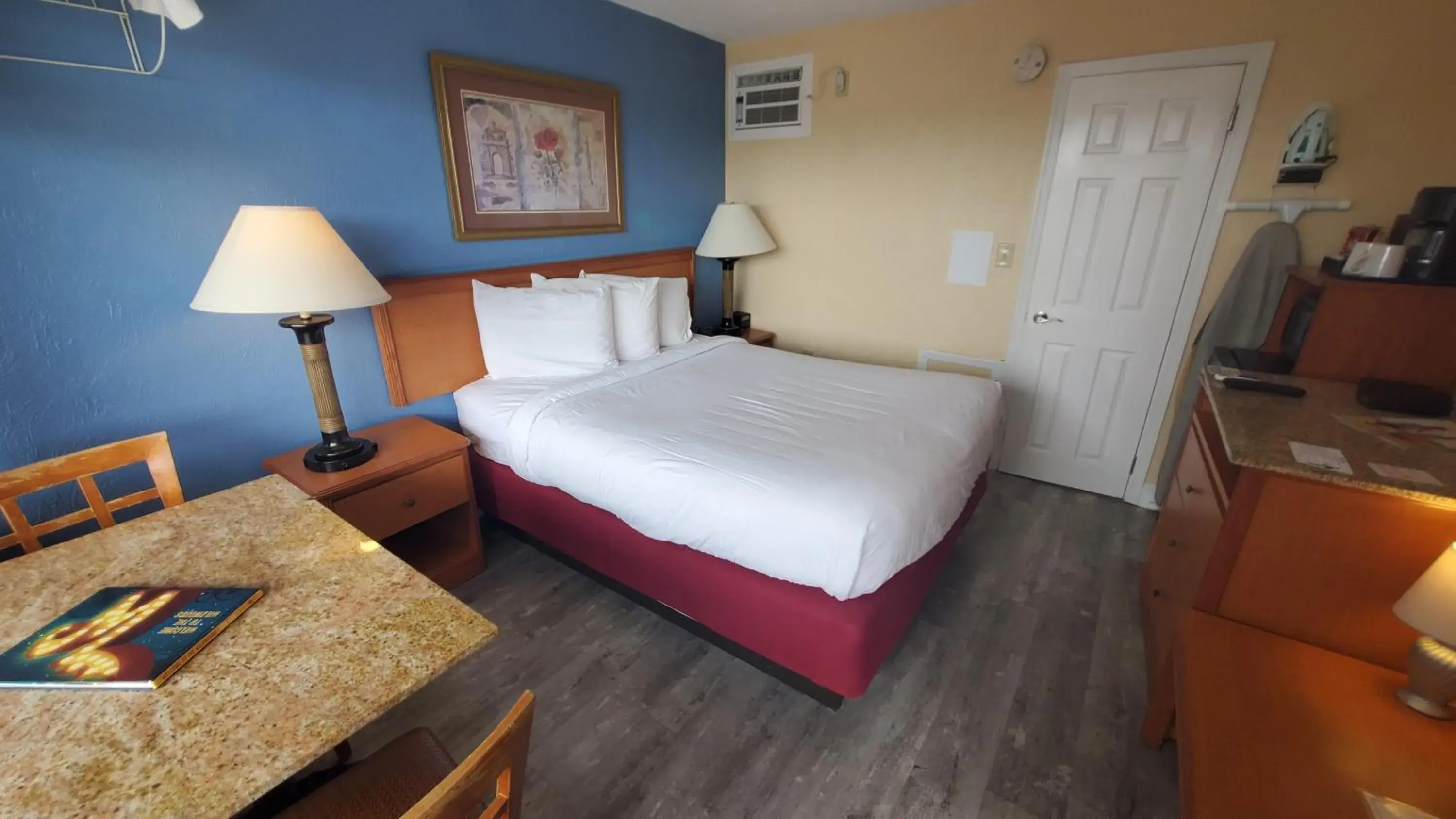 Queen Room in Sandbox Motel Queen Room in Sandbox Motel