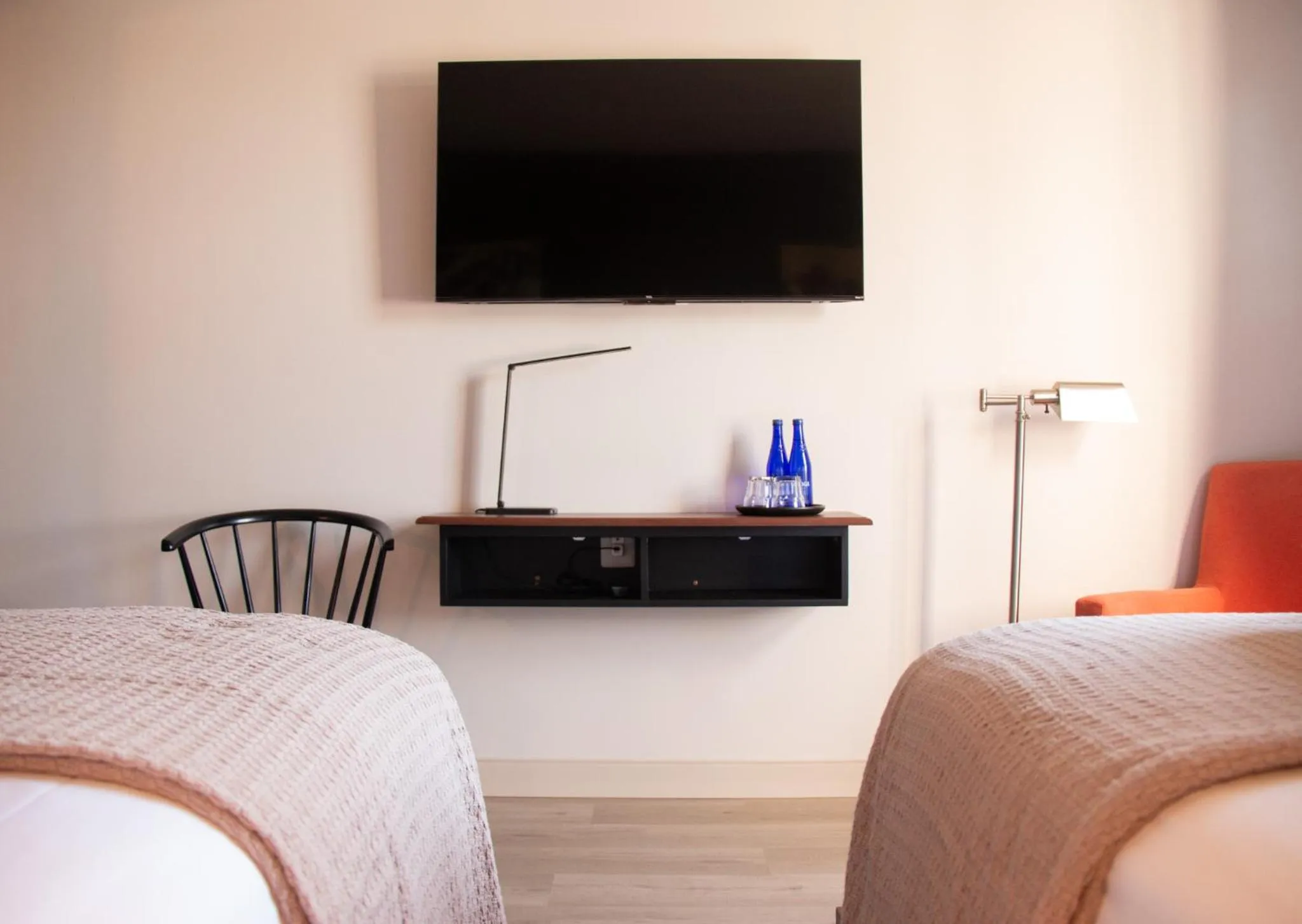 TV and multimedia in Meeting House Boutique Hotel