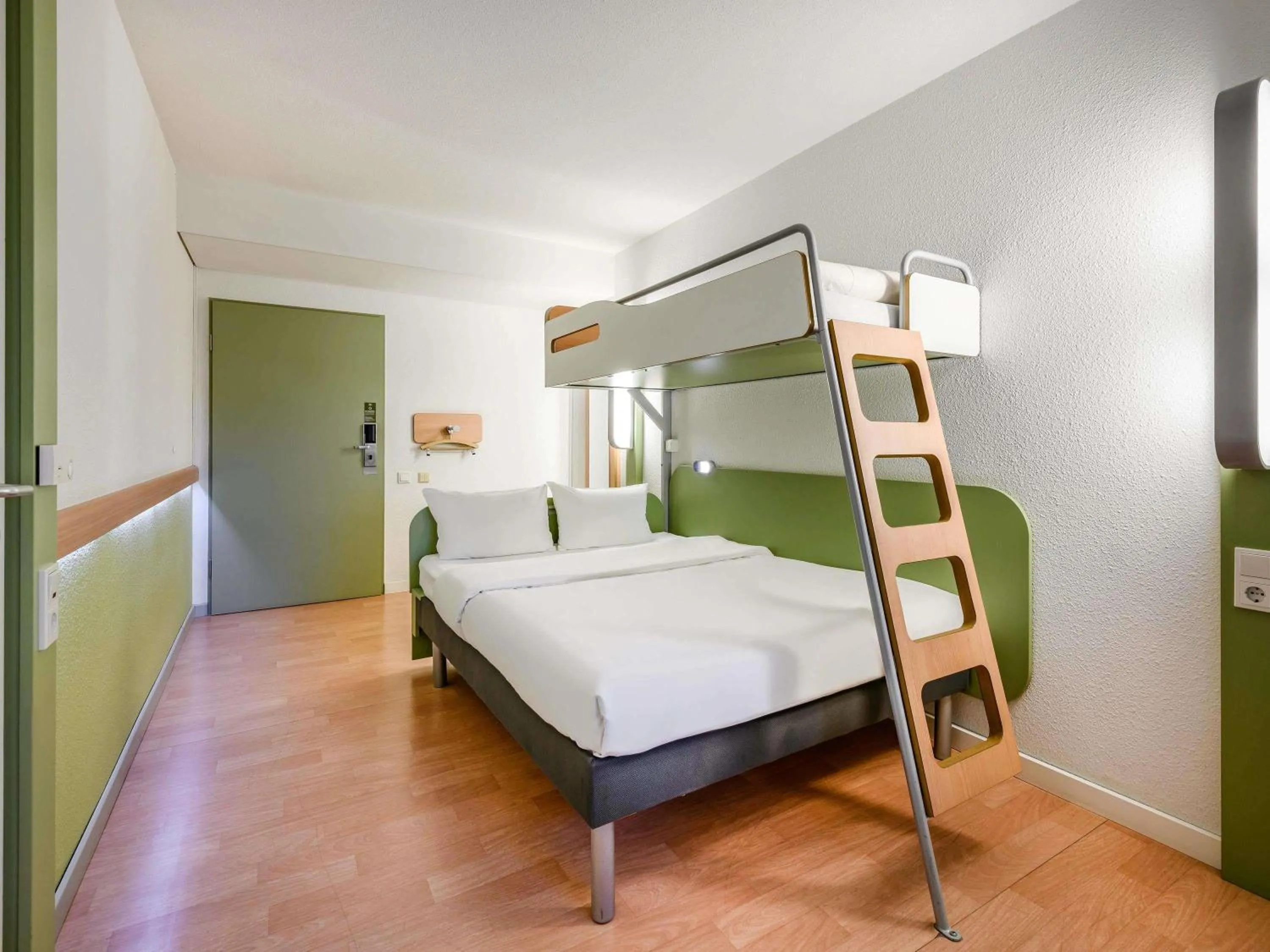 Bedroom, Bed in Ibis budget Berlin Potsdamer Platz
