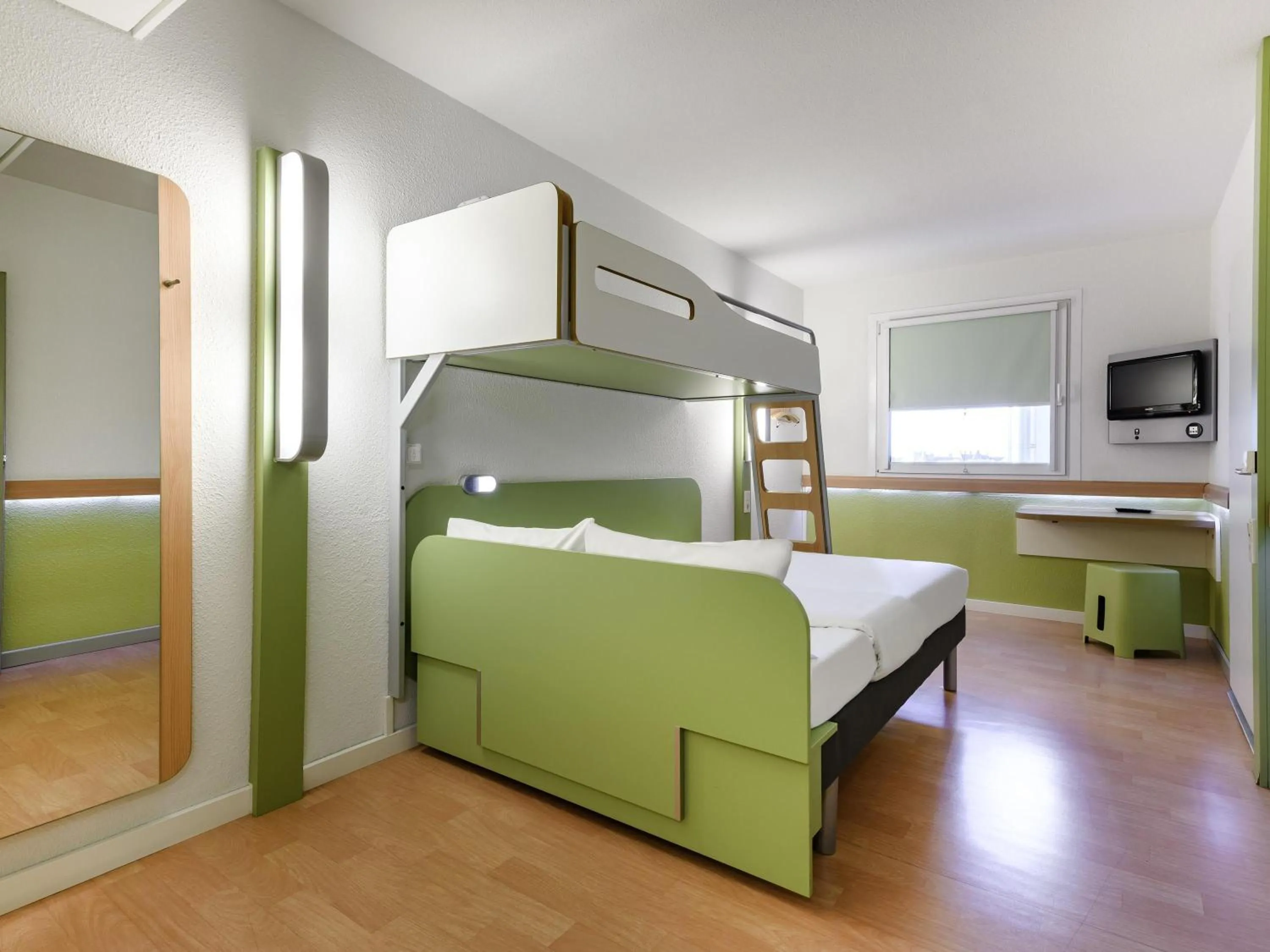 Bedroom, Bed in Ibis budget Berlin Potsdamer Platz