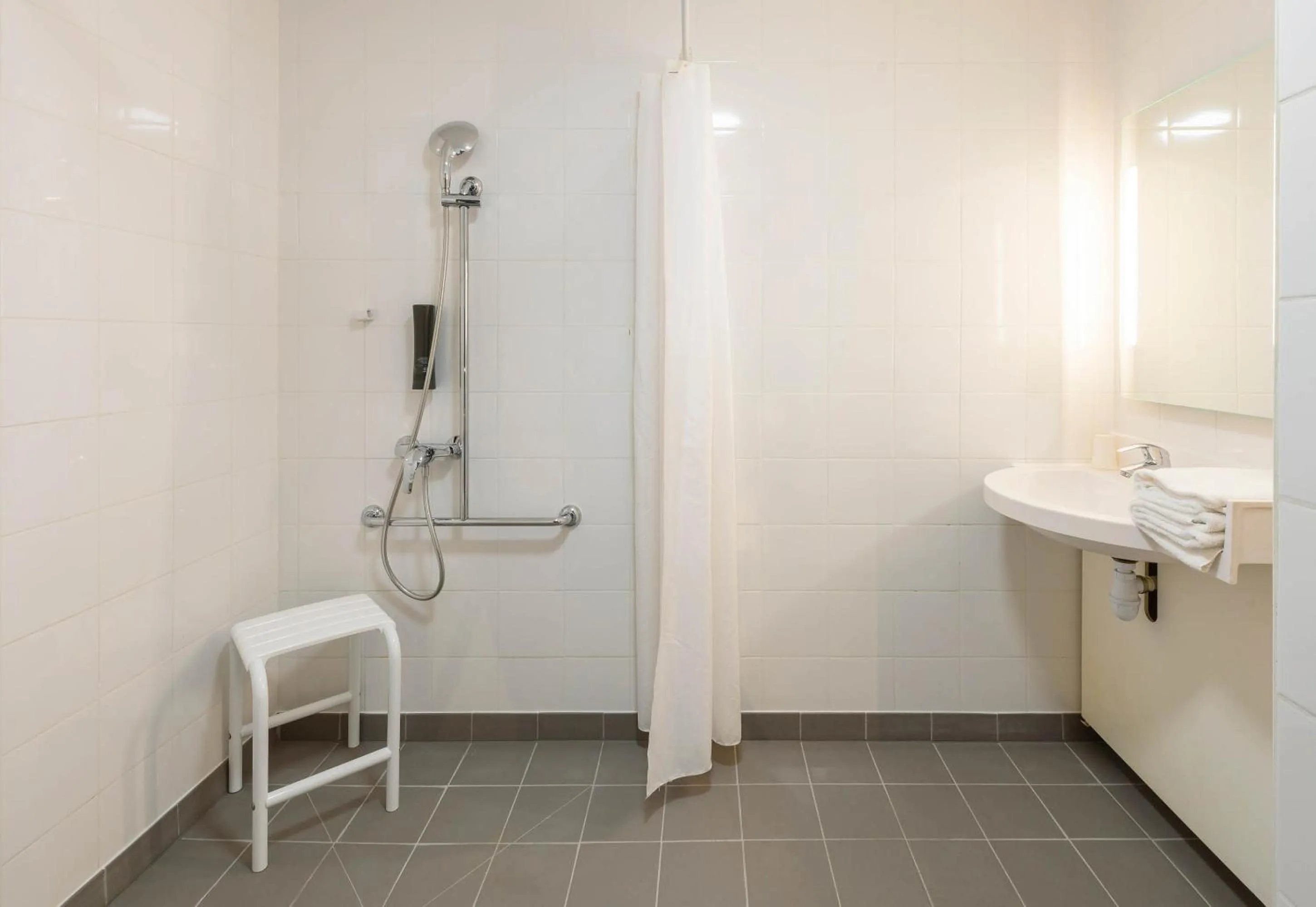 Bathroom in B&B HOTEL Toulouse Cité de l'Espace Gonord