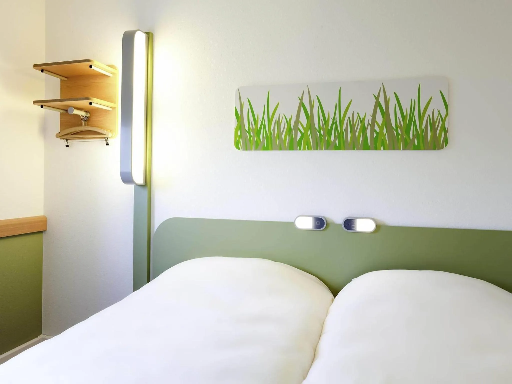 Bedroom, Bed in ibis budget Pontarlier