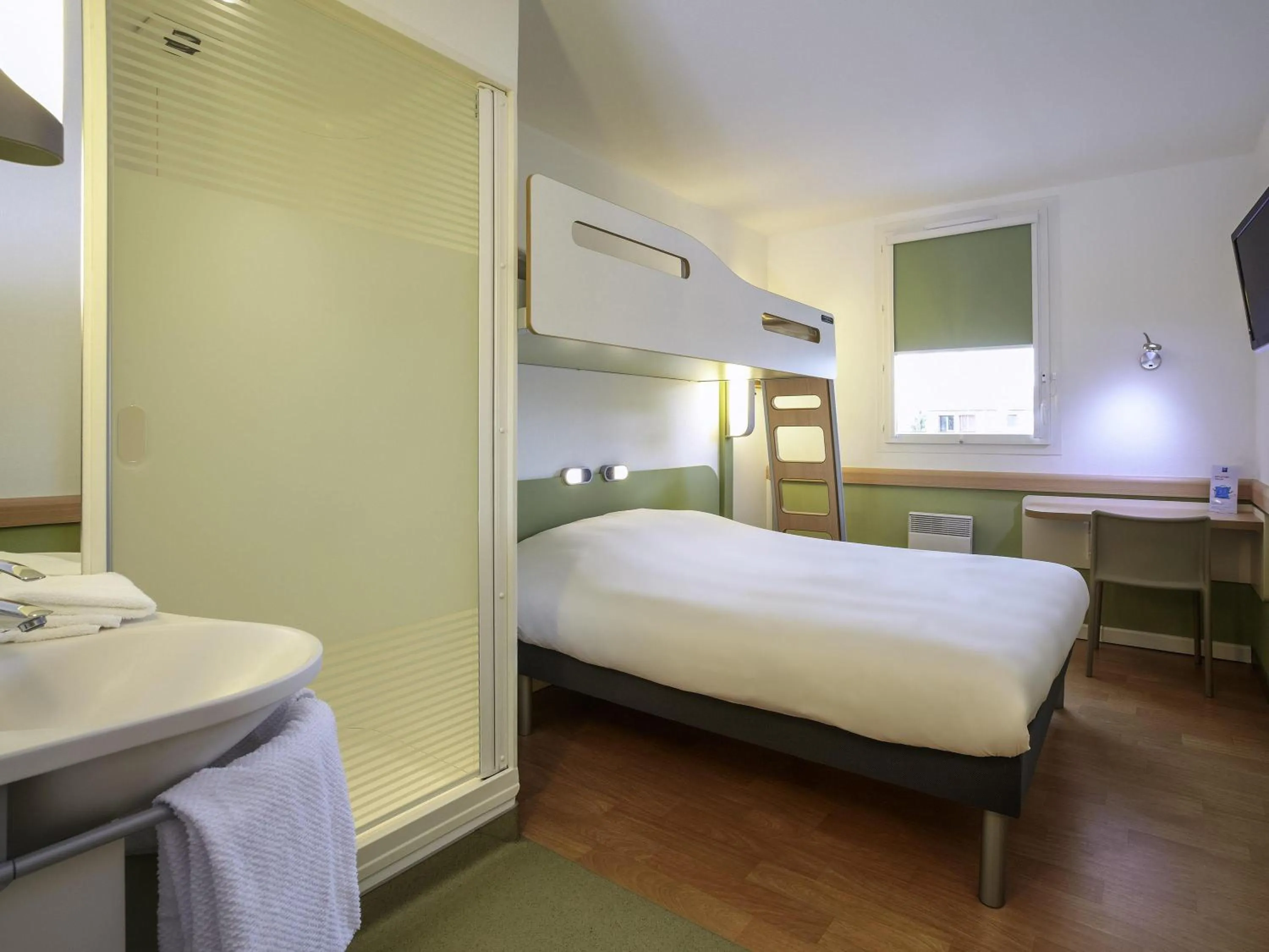 Bedroom, Bed in ibis budget Pontarlier