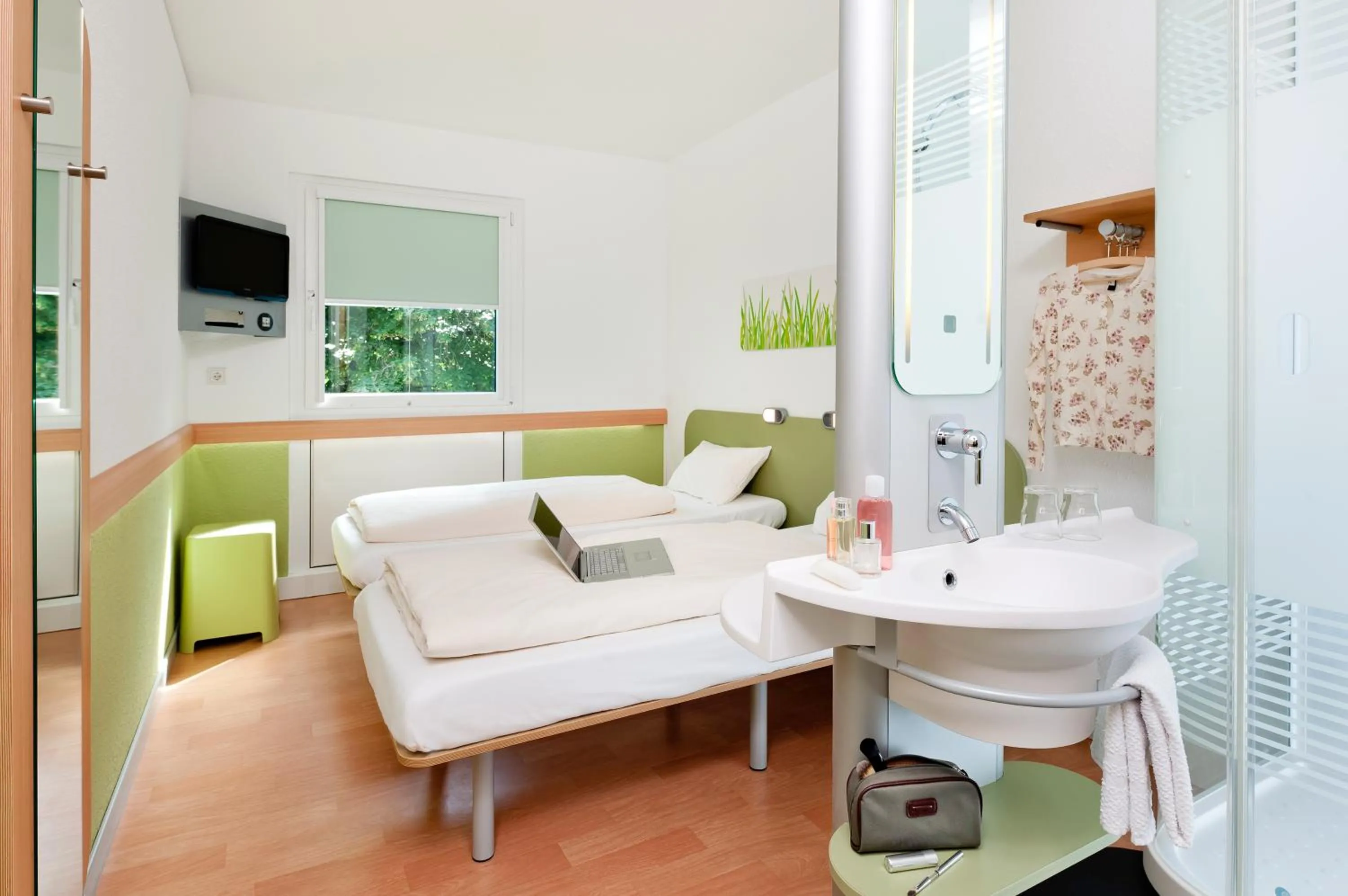 Bathroom in Ibis budget Koeln Messe