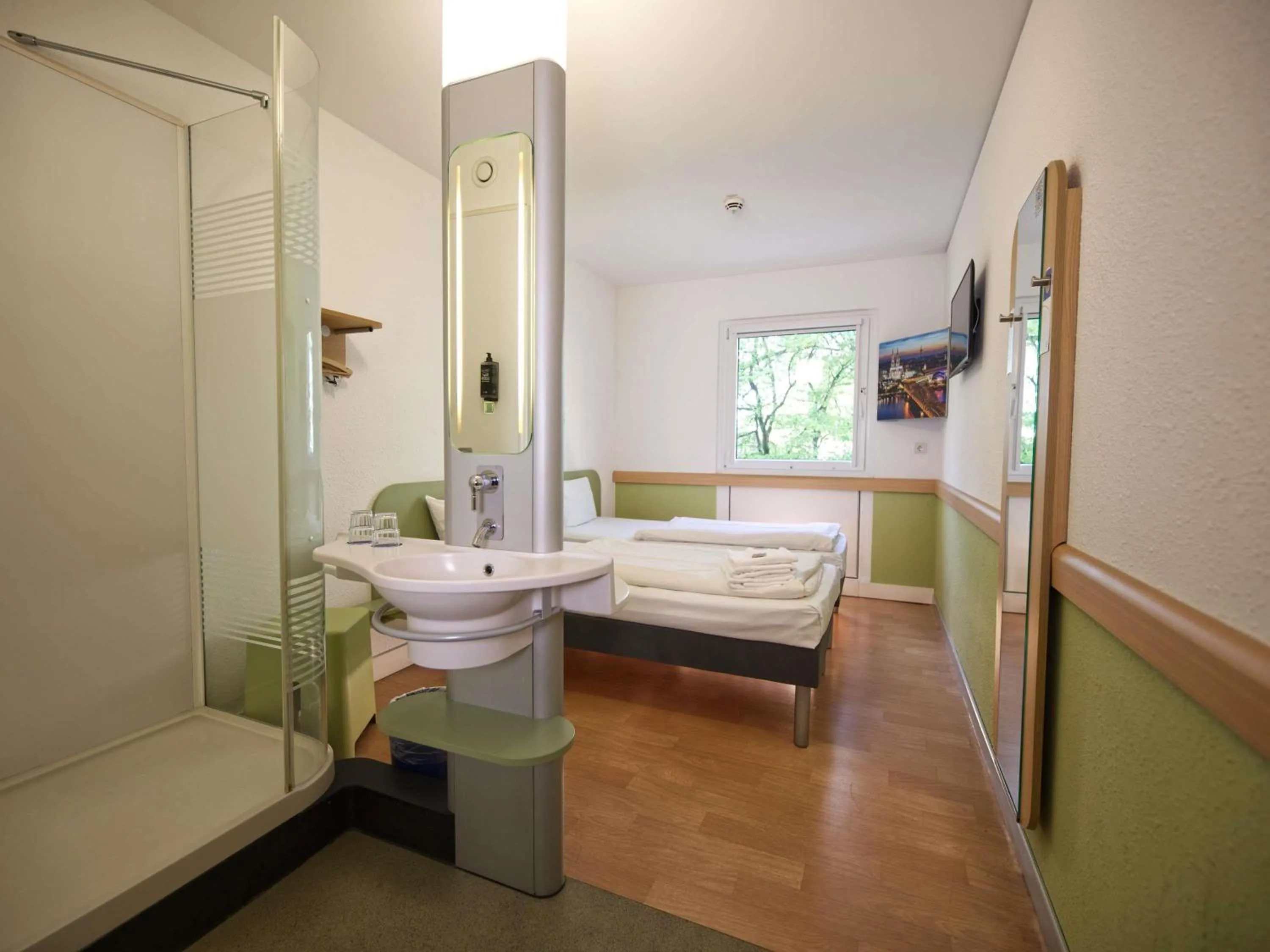 Bedroom, Bed in Ibis budget Koeln Messe